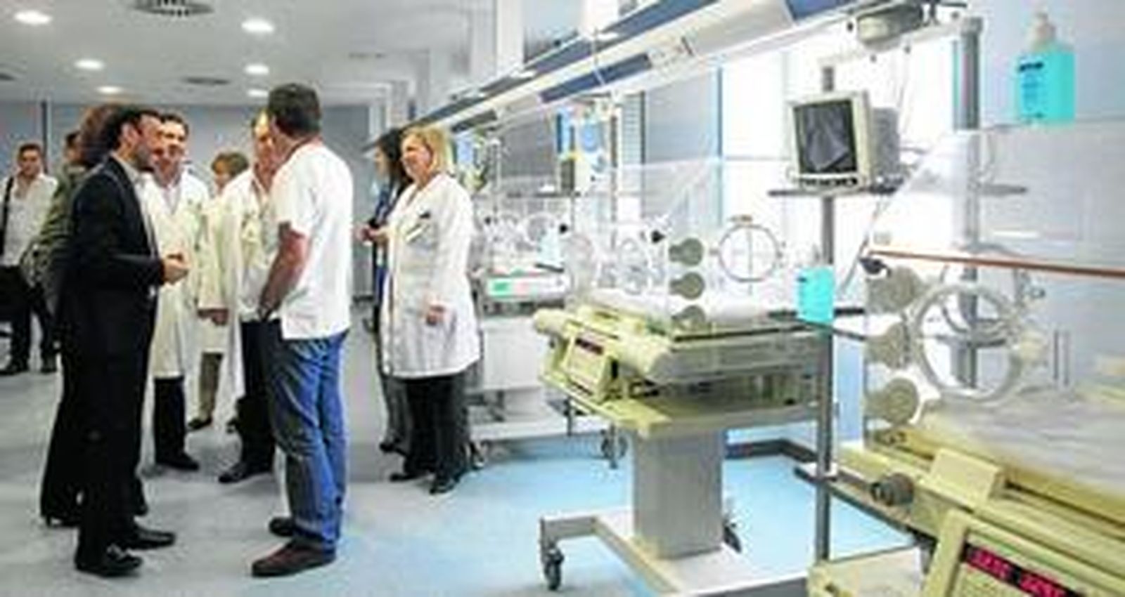 Fernando López Gil charla con los doctores en la Unidad de Cuidados Intermedios.