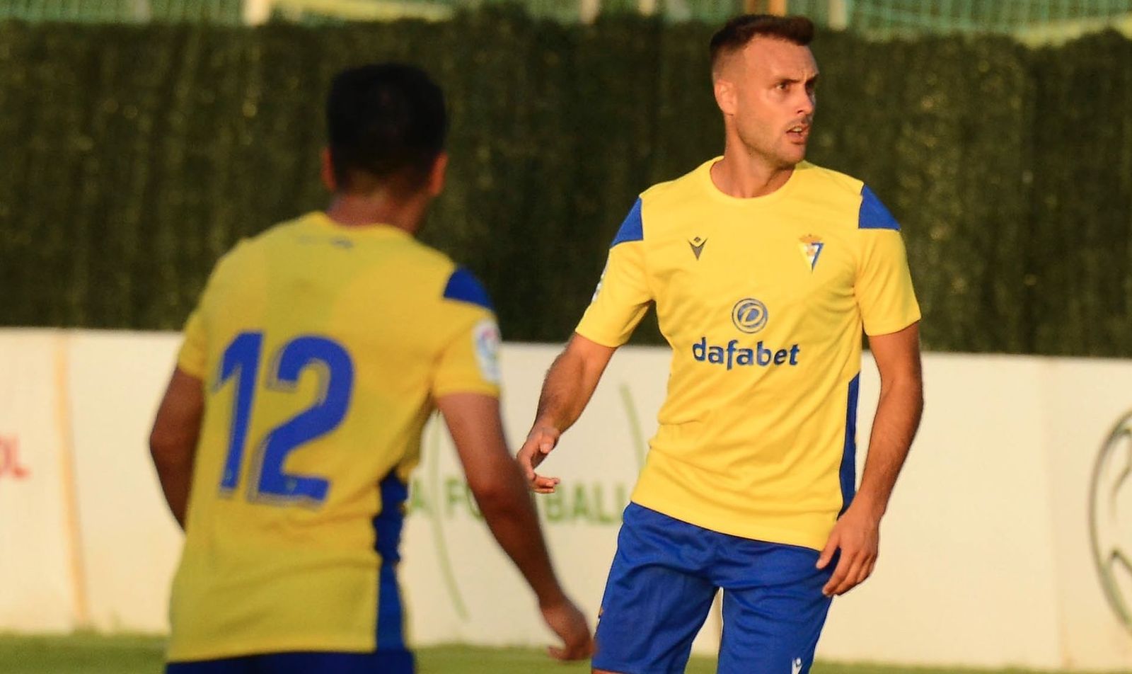 Cala gira la cabeza en presencia de Alarcón, en el amistoso contra el Almería.