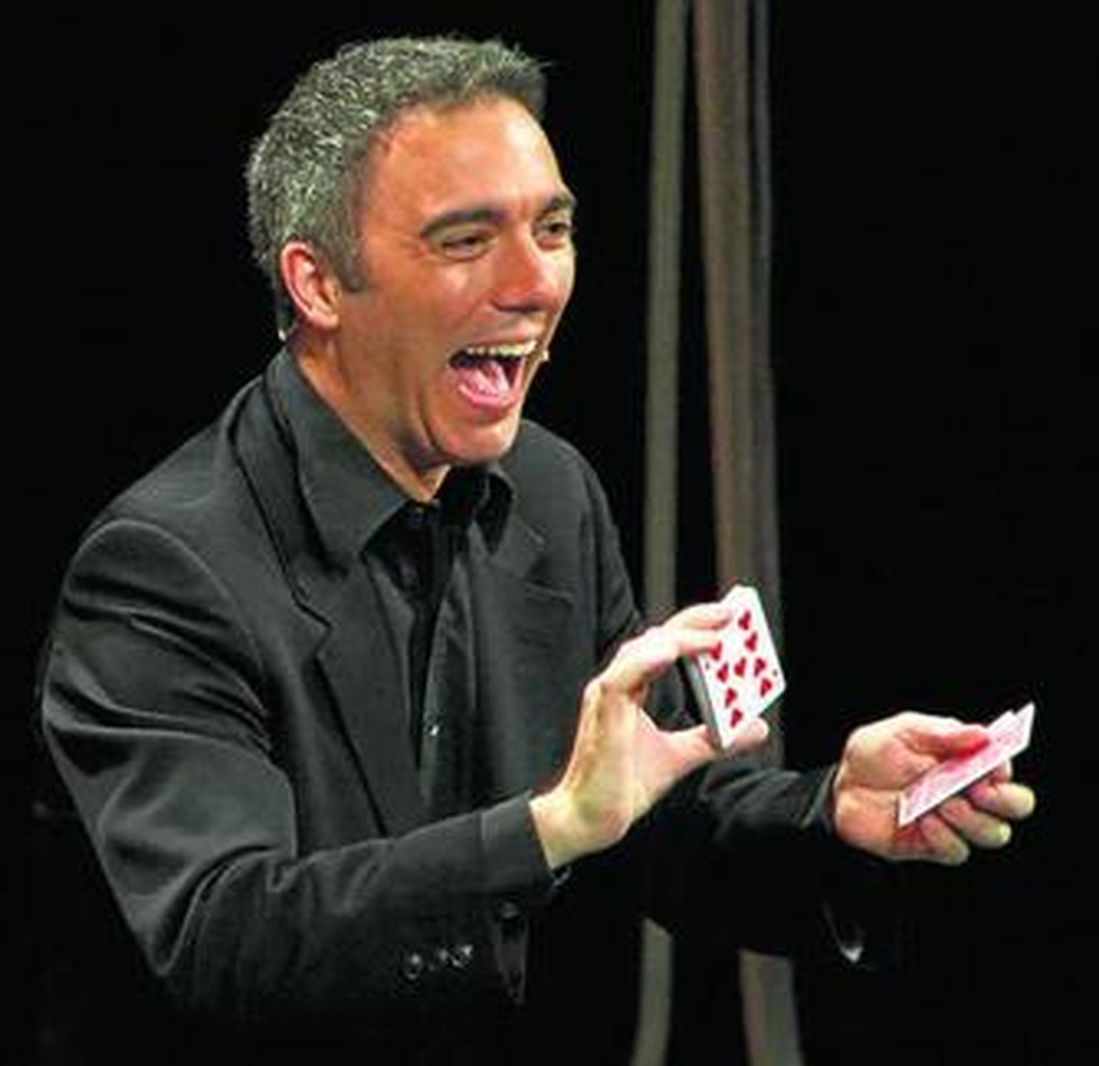 Alberto de Figueiredo con el juego de las cartas.
