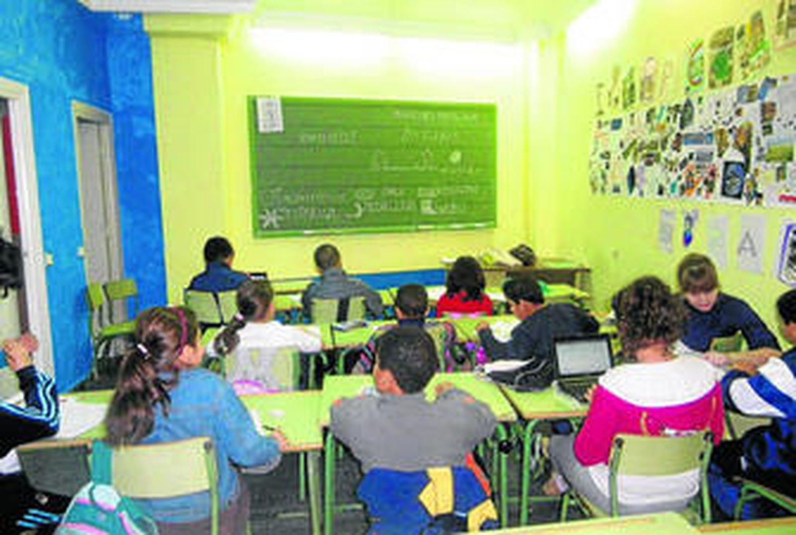 Imagen de uno de los talleres que se imparten a los usuarios más jóvenes de la asociación El Estrecho en Algeciras.