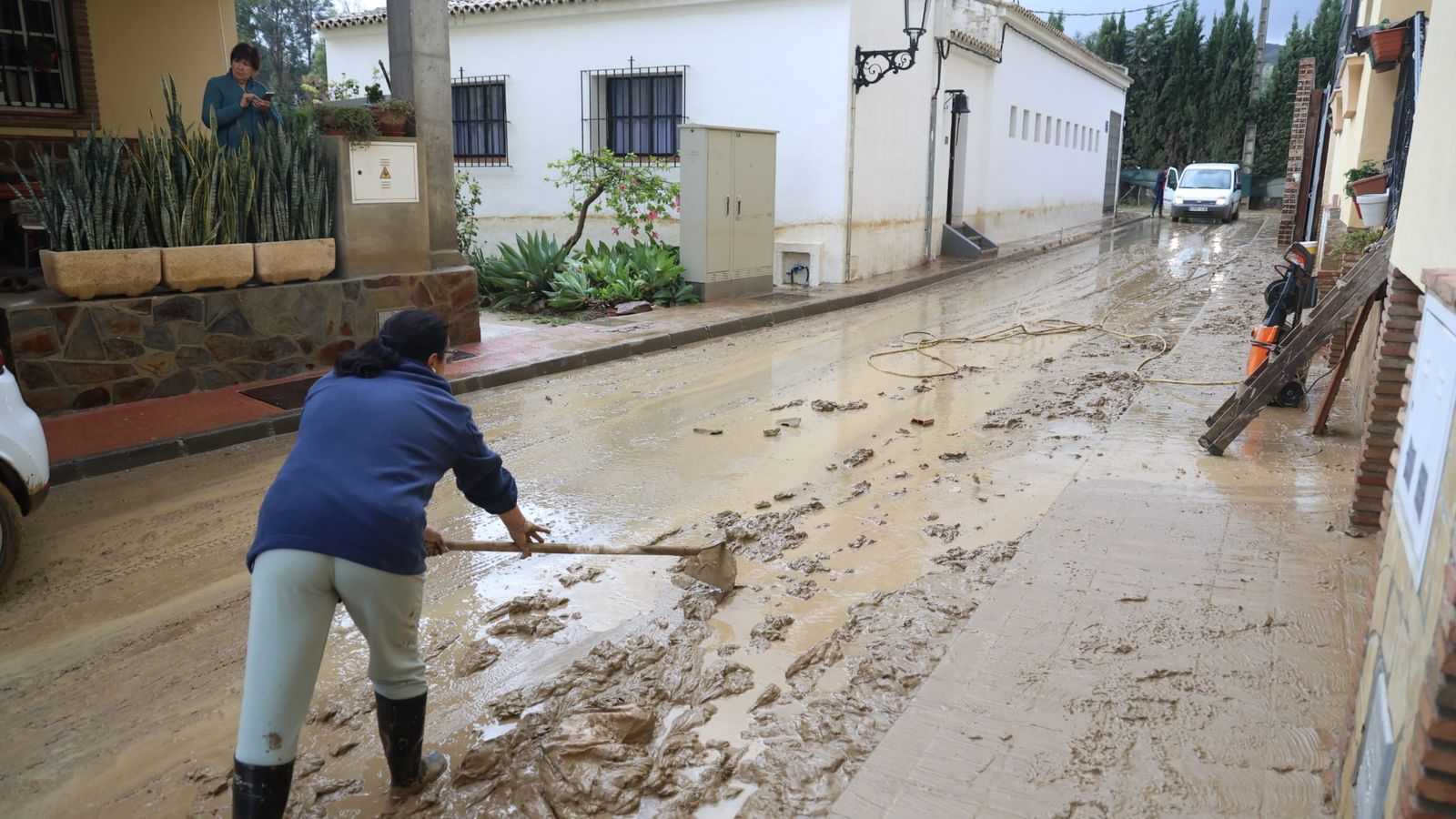 Vecinos de Cártama haciendo labores de limpieza en sus casas