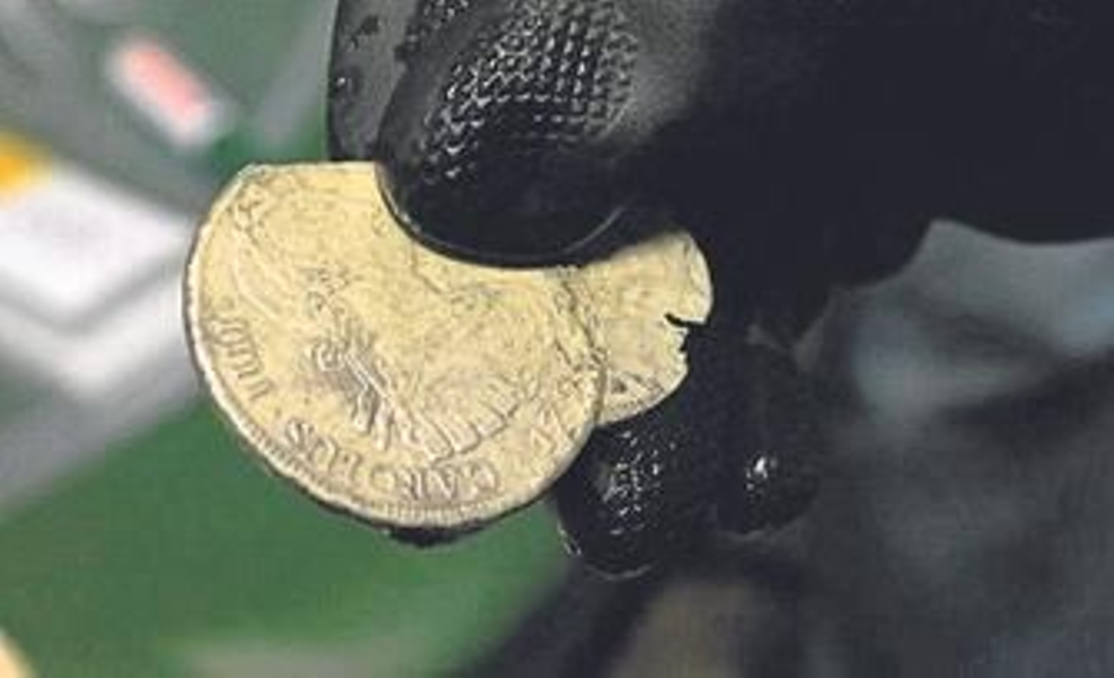 Imágenes de los técnicos supervisando el tesoro.