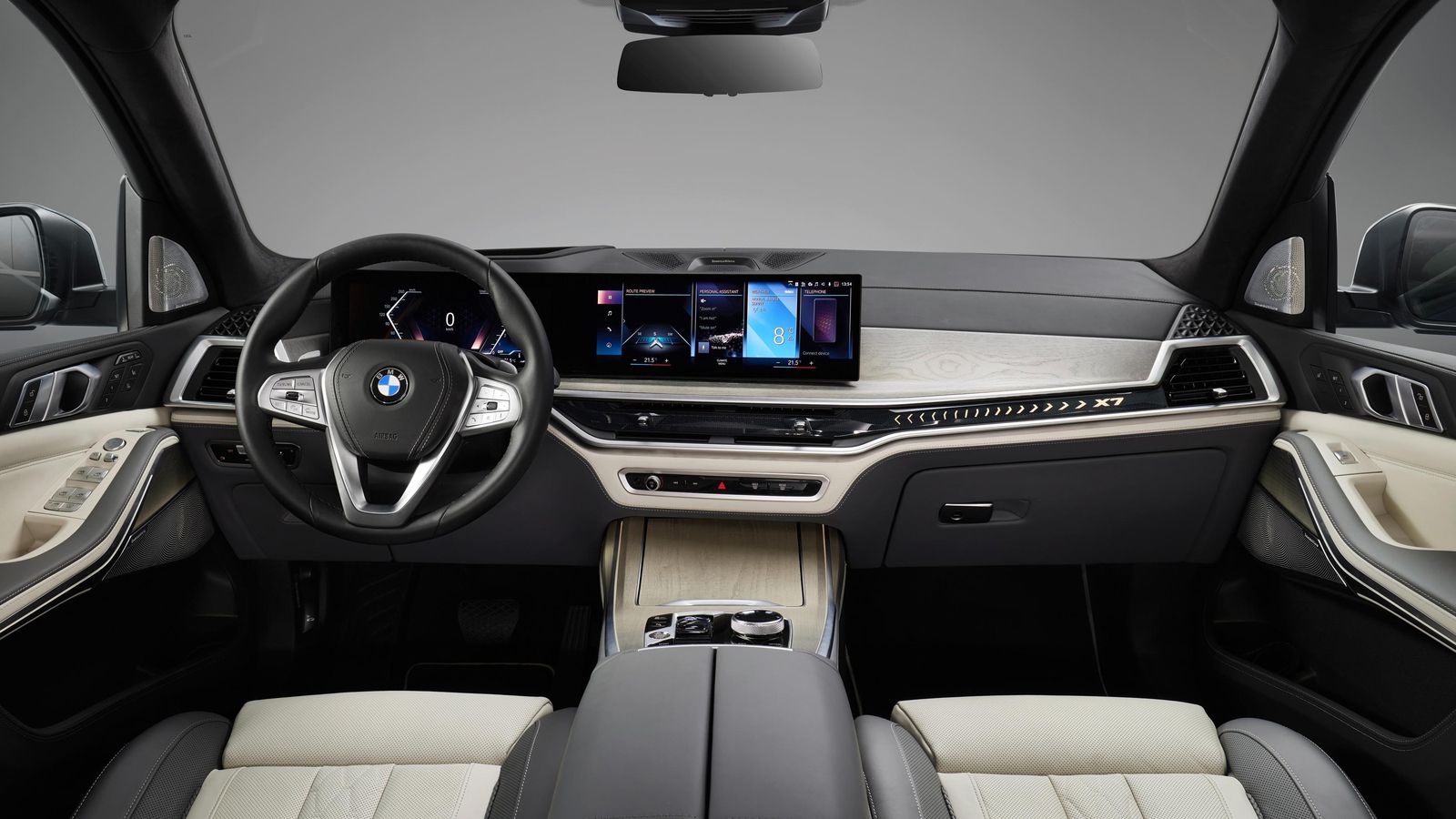 La instrumentación y la pantalla de infoentretenimiento se ligan bajo un único cristal curvado en el reestilizado BMW X7.