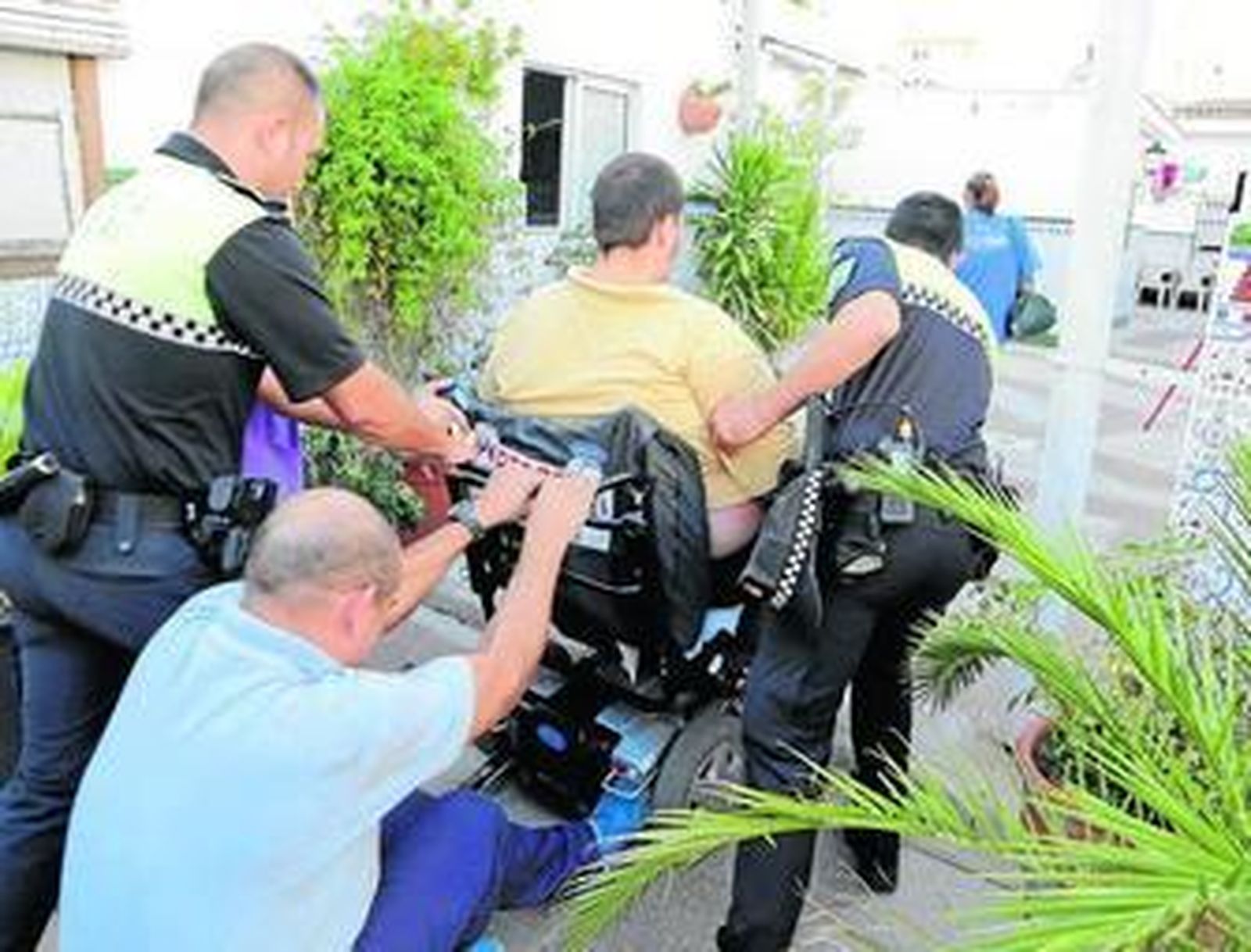 Los policías locales ayudaron a Galmes a llegar a su casa tras el robo.