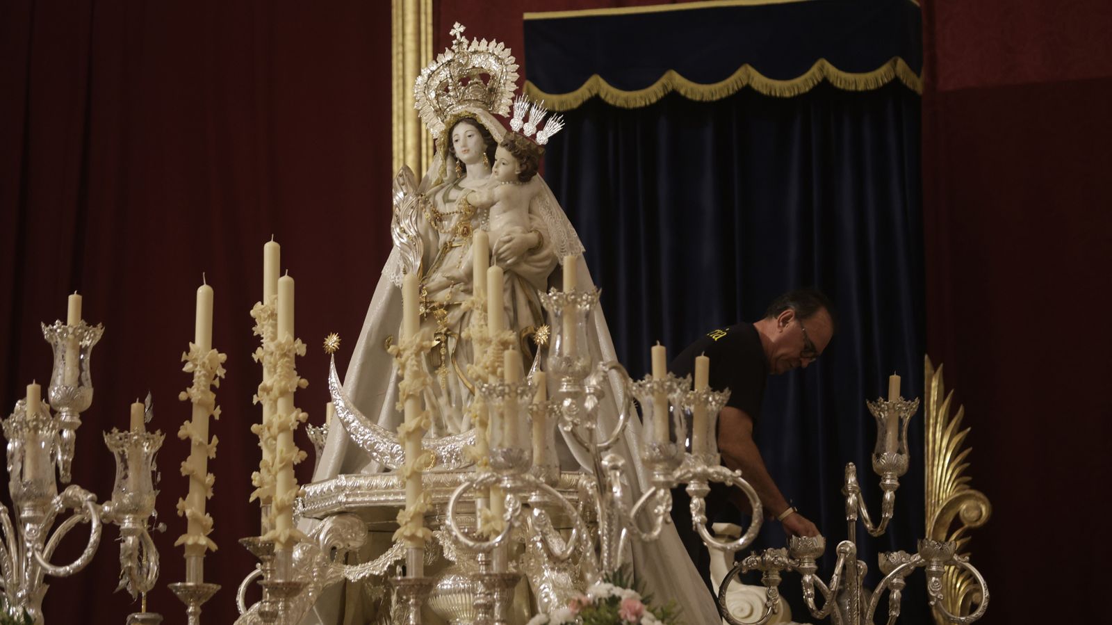 Preparativos en las iglesias de Algeciras para la Magna Mariana, en imágenes