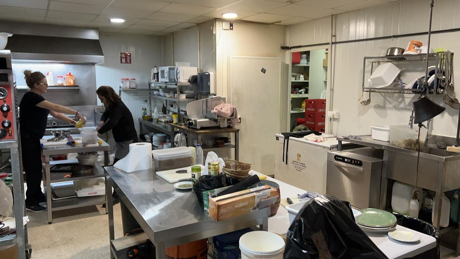 La cocina, con María Jesús y Raquel. La cocina, con María Jesús y Raquel.