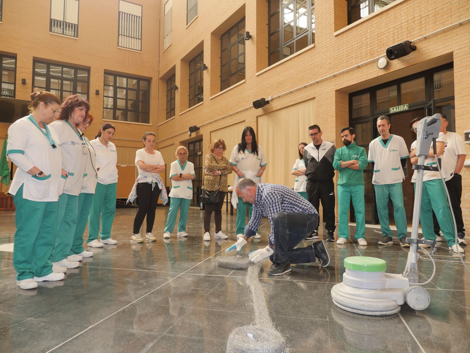 Participantes en el curso de acristalado de superficies con máquina abrillantadora.