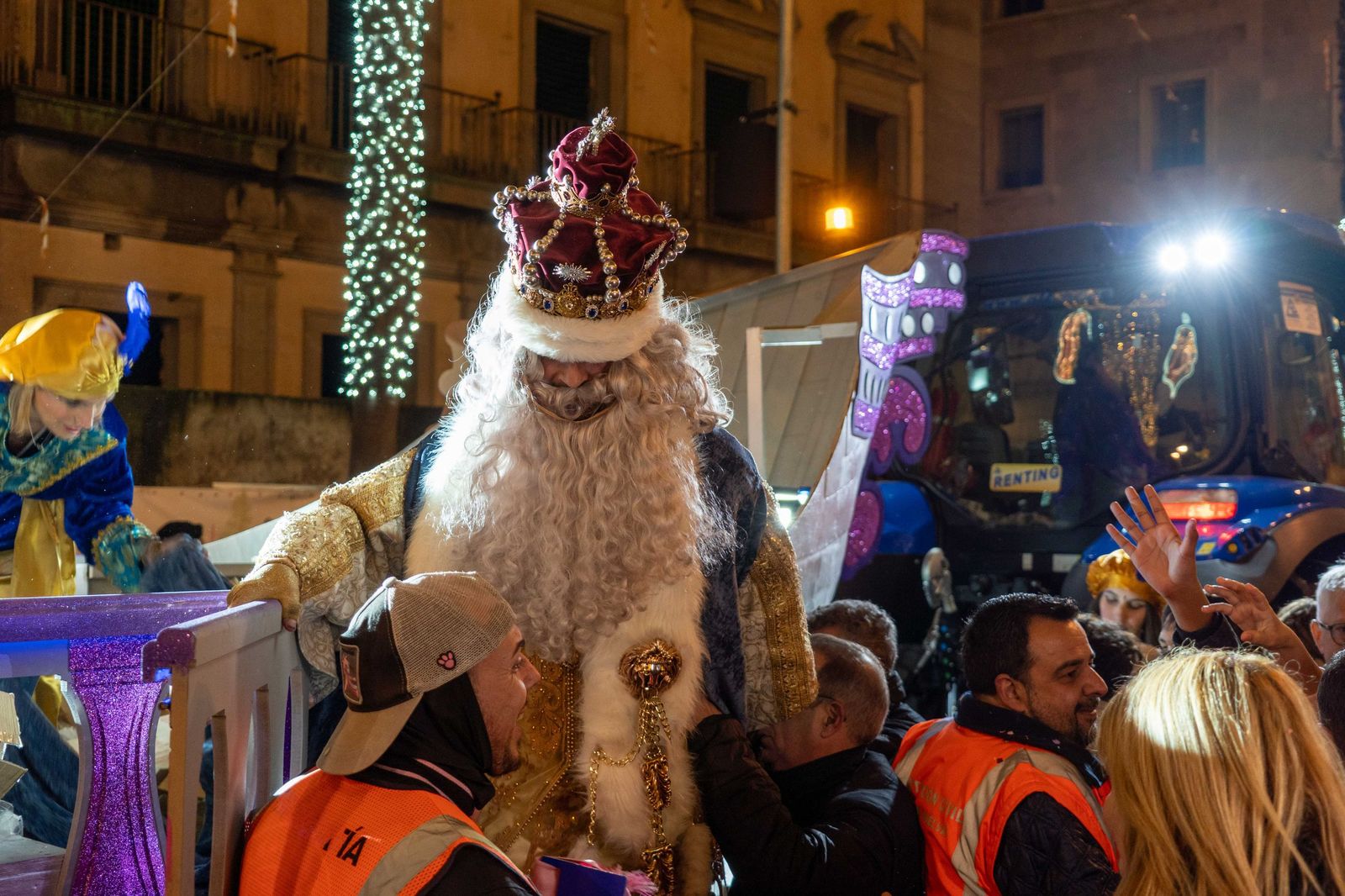 Las mejores fotografías del recorrido y la llegada al ayuntamiento de la cabalgata de Reyes Magos 2026