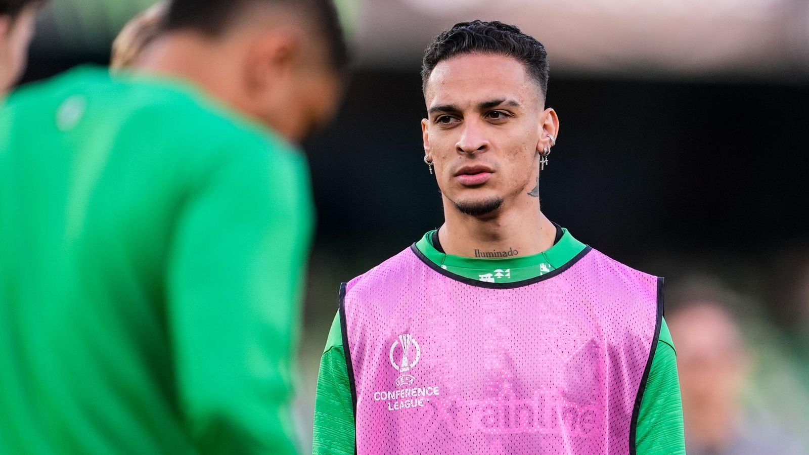 Antony en el calentamiento del choque del Betis ante el Vitoria Guimaraes