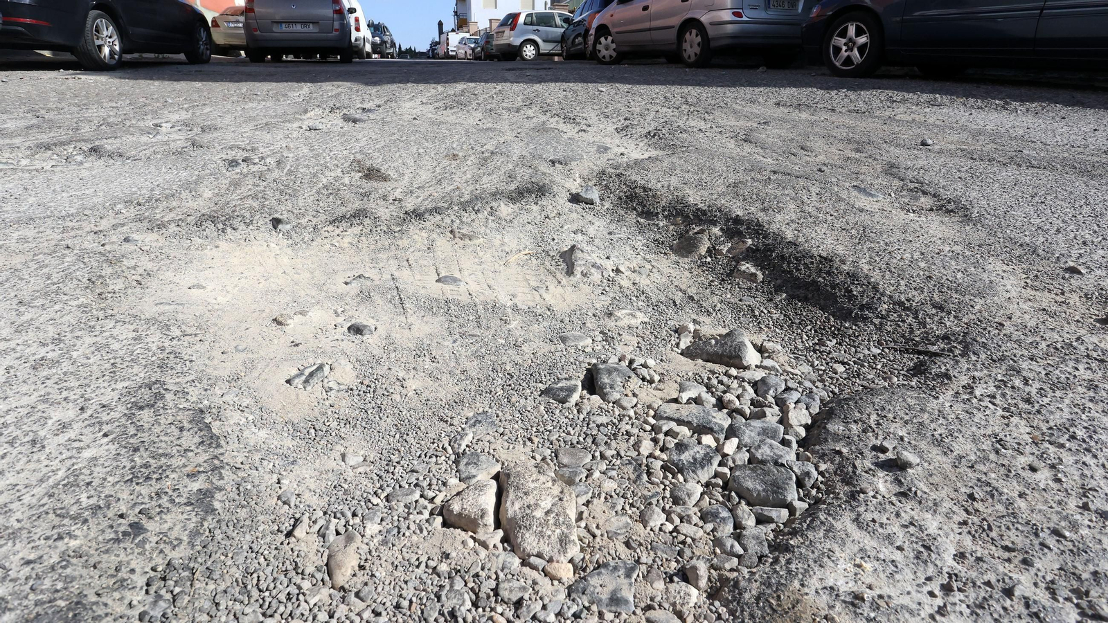 Uno de los baches de la calle Victoriano Romero Palomo. Uno de los baches de la calle Victoriano Romero Palomo.