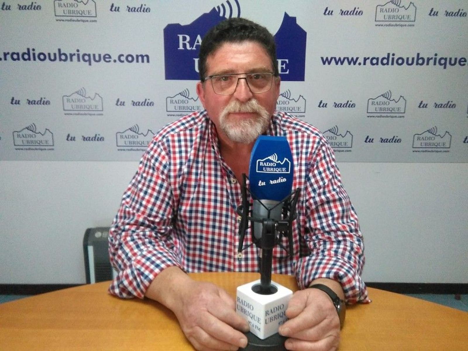 Pedro Carlos García, durante una entrevista en Radio Ubrique.