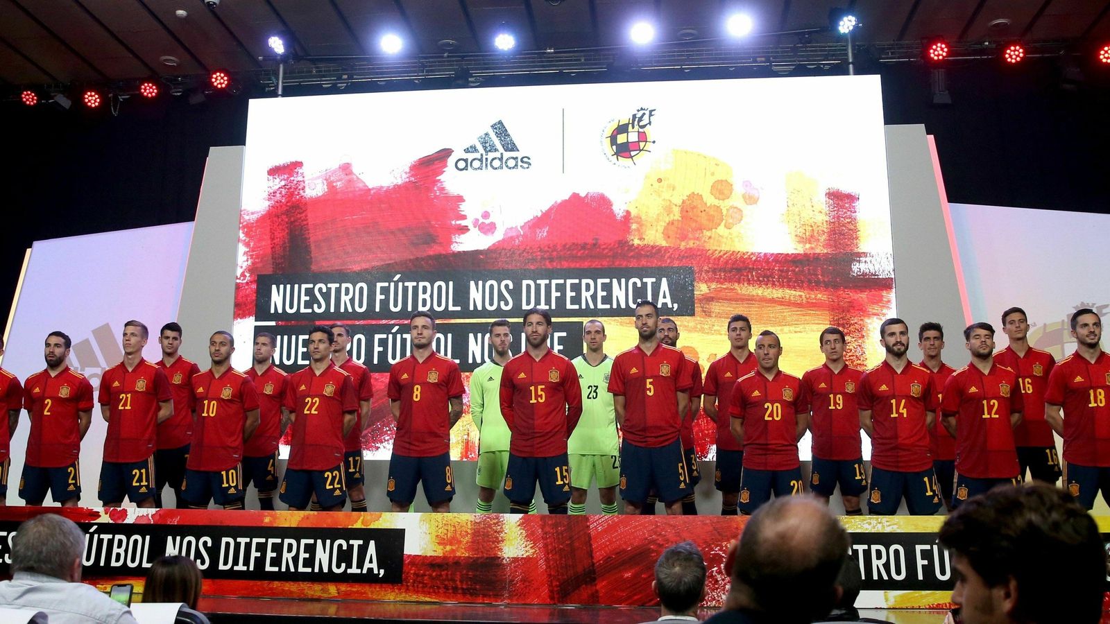 Los jugadores de la selección posan con las nuevas indumentarias para la Eurocopa.