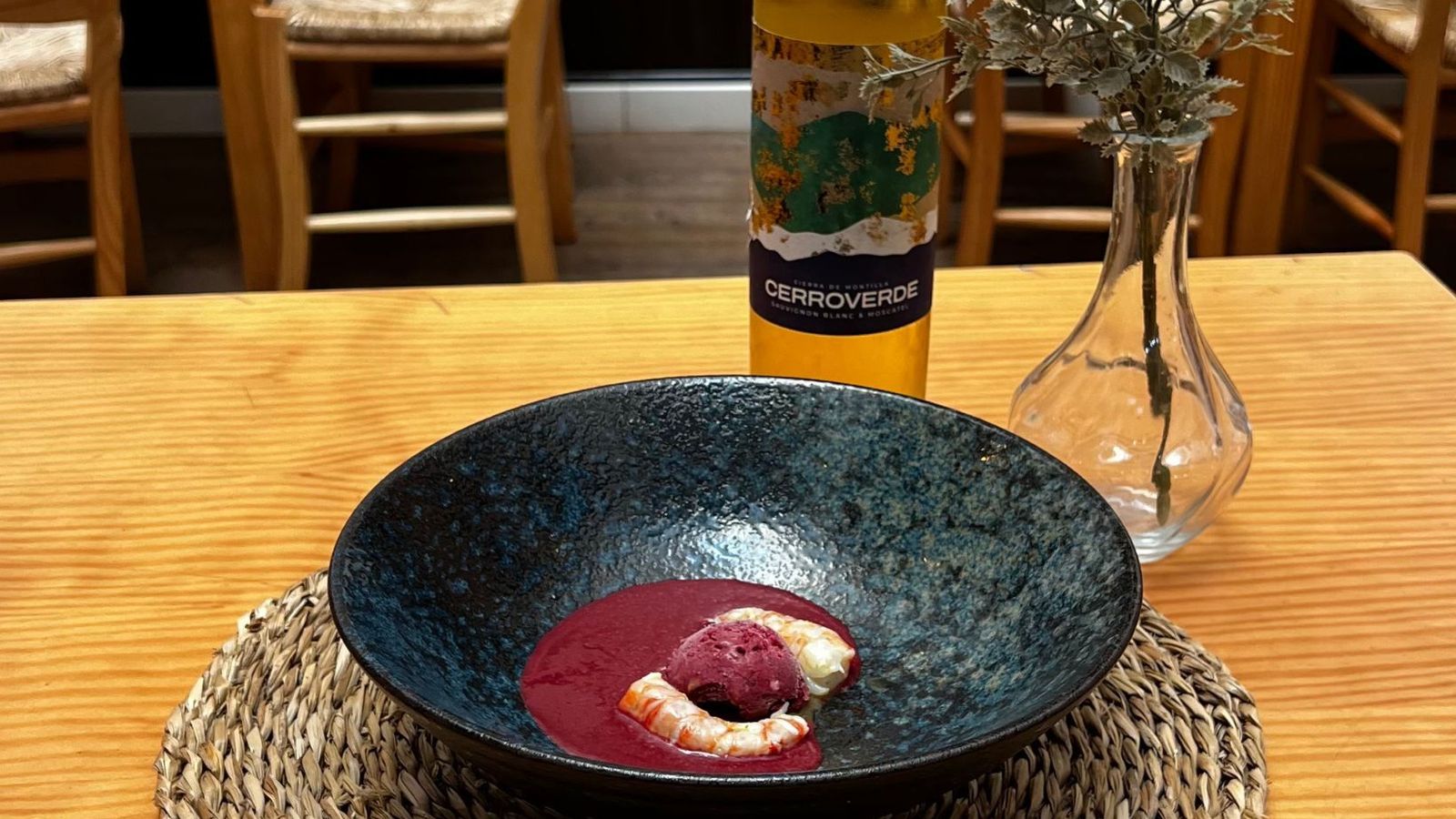 Gazpacho de cerezas, gamba roja acevichada y helado de picotas con Cerro Verde de Los Raigones