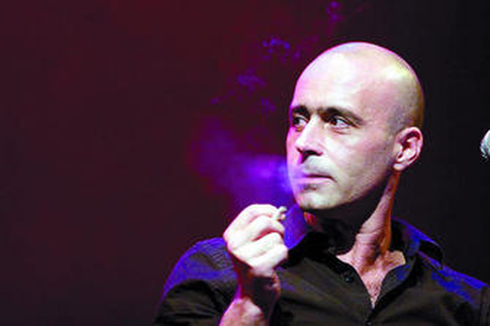 El músico y poeta Javier Corcobado, escondido tras el humo de su cigarrillo durante una de sus actuaciones más recientes.