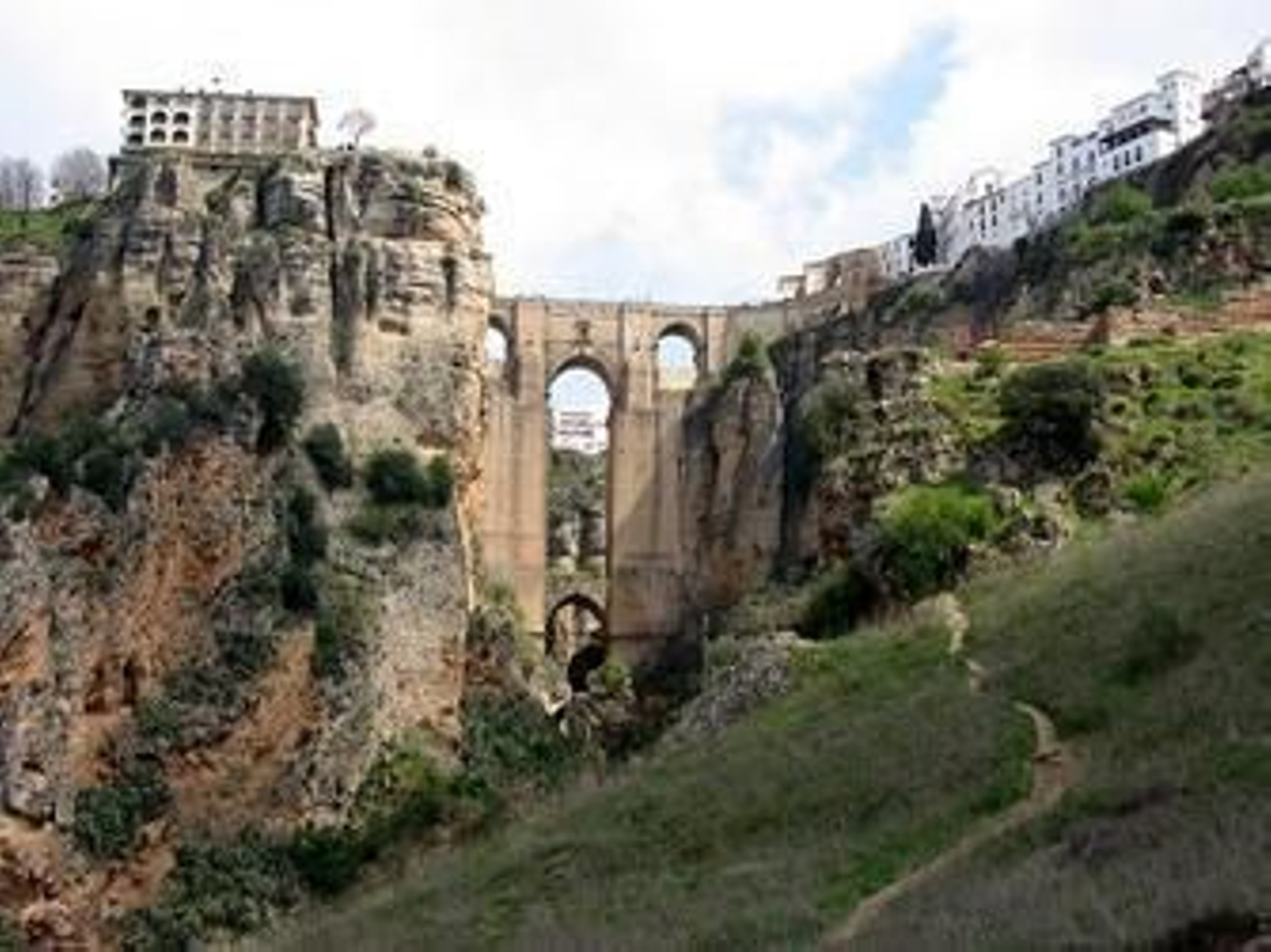 Ronda, a pie por los molinos del Tajo Ronda, a pie por los molinos del Tajo