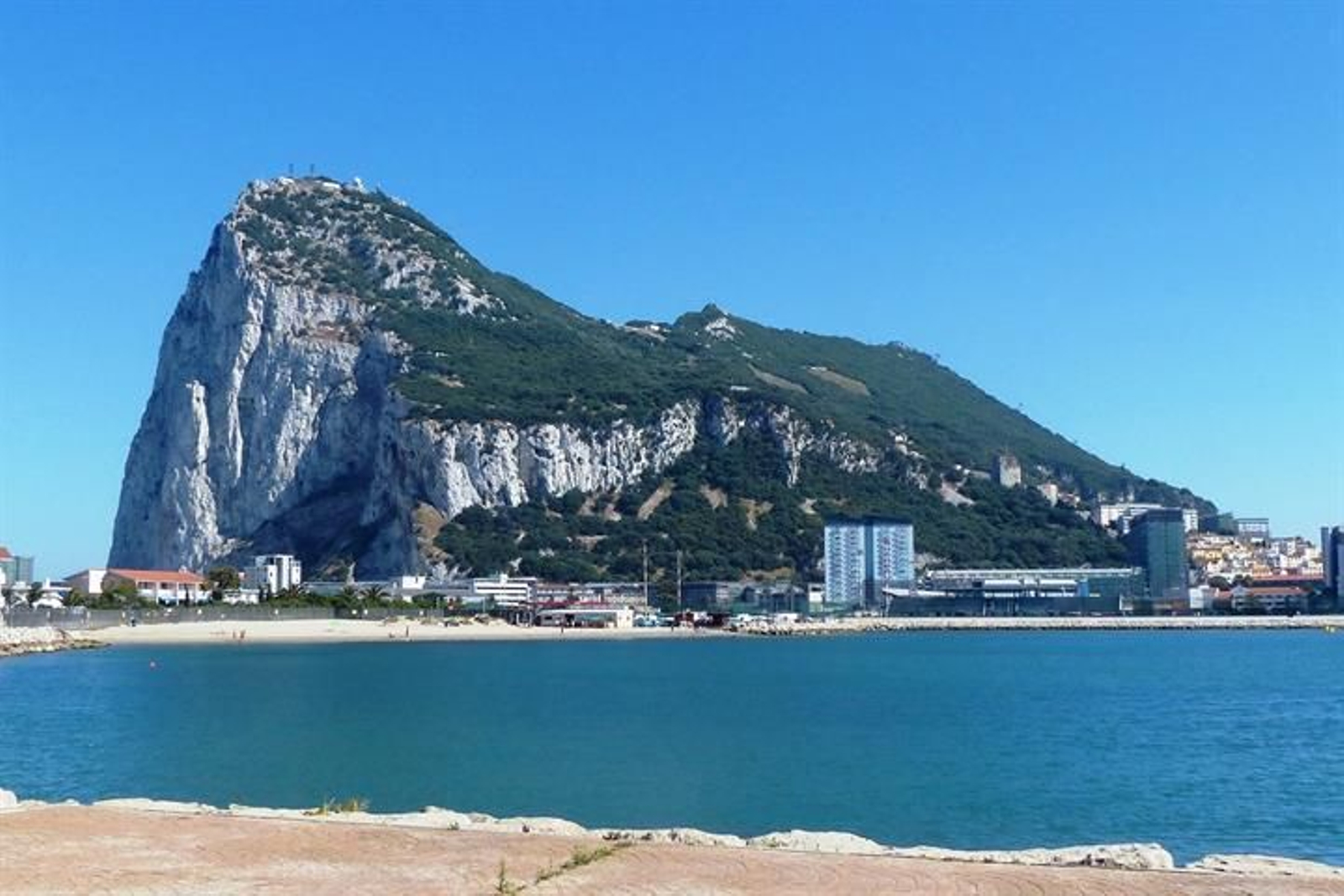 El Peñón de Gibraltar, visto desde la playa de Poniente de La Línea