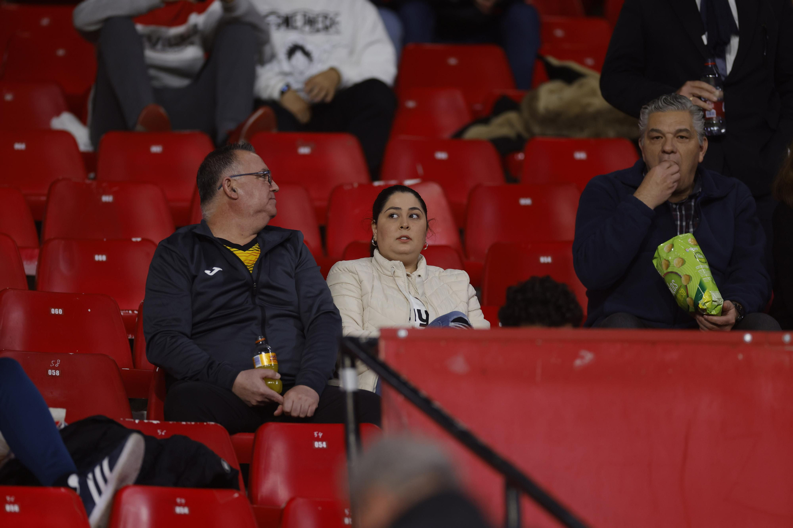 Búscate en las fotos del Sevilla-Fenerbahçe,