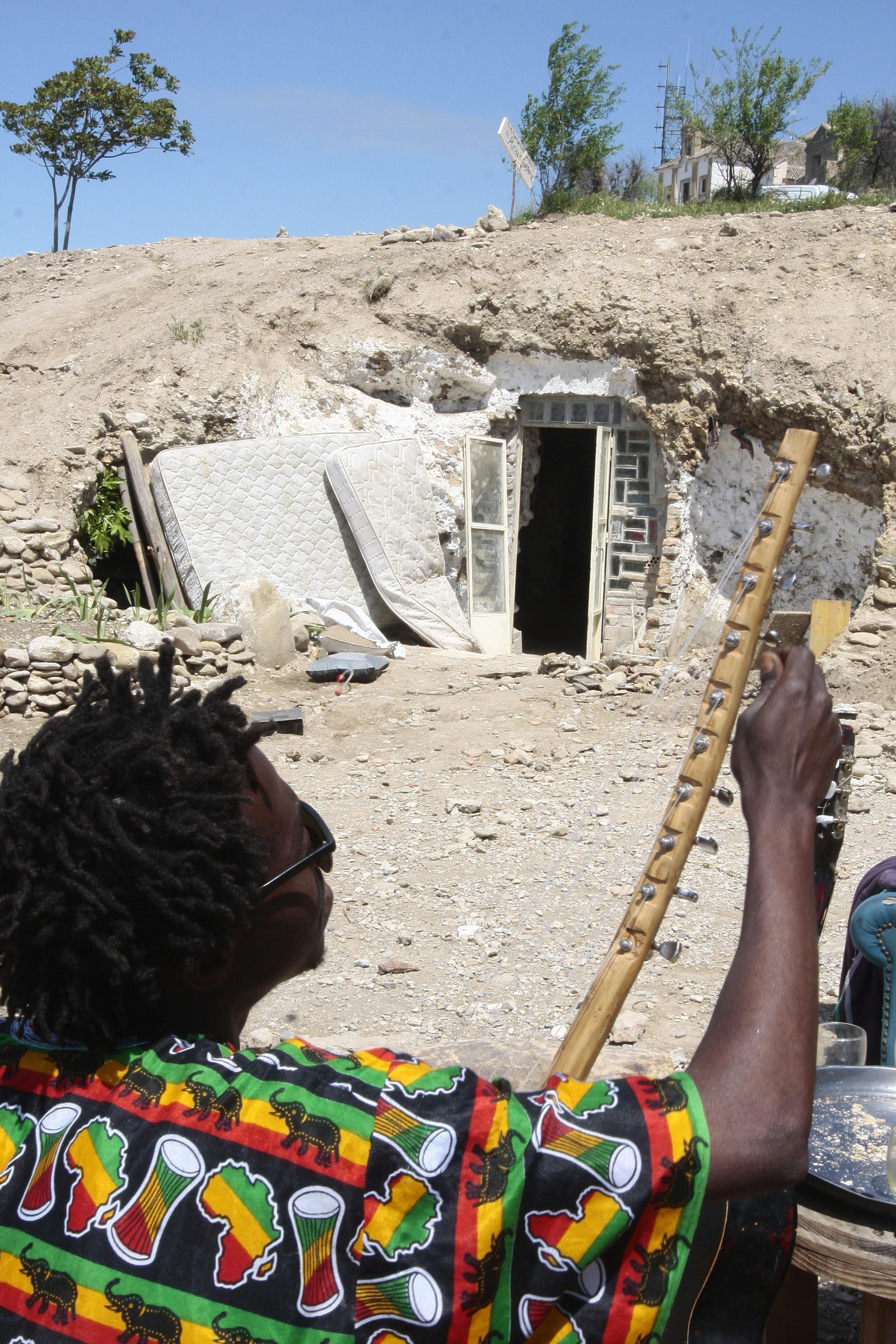Un hombre frente a una de las cuevas de San Miguel Alto.