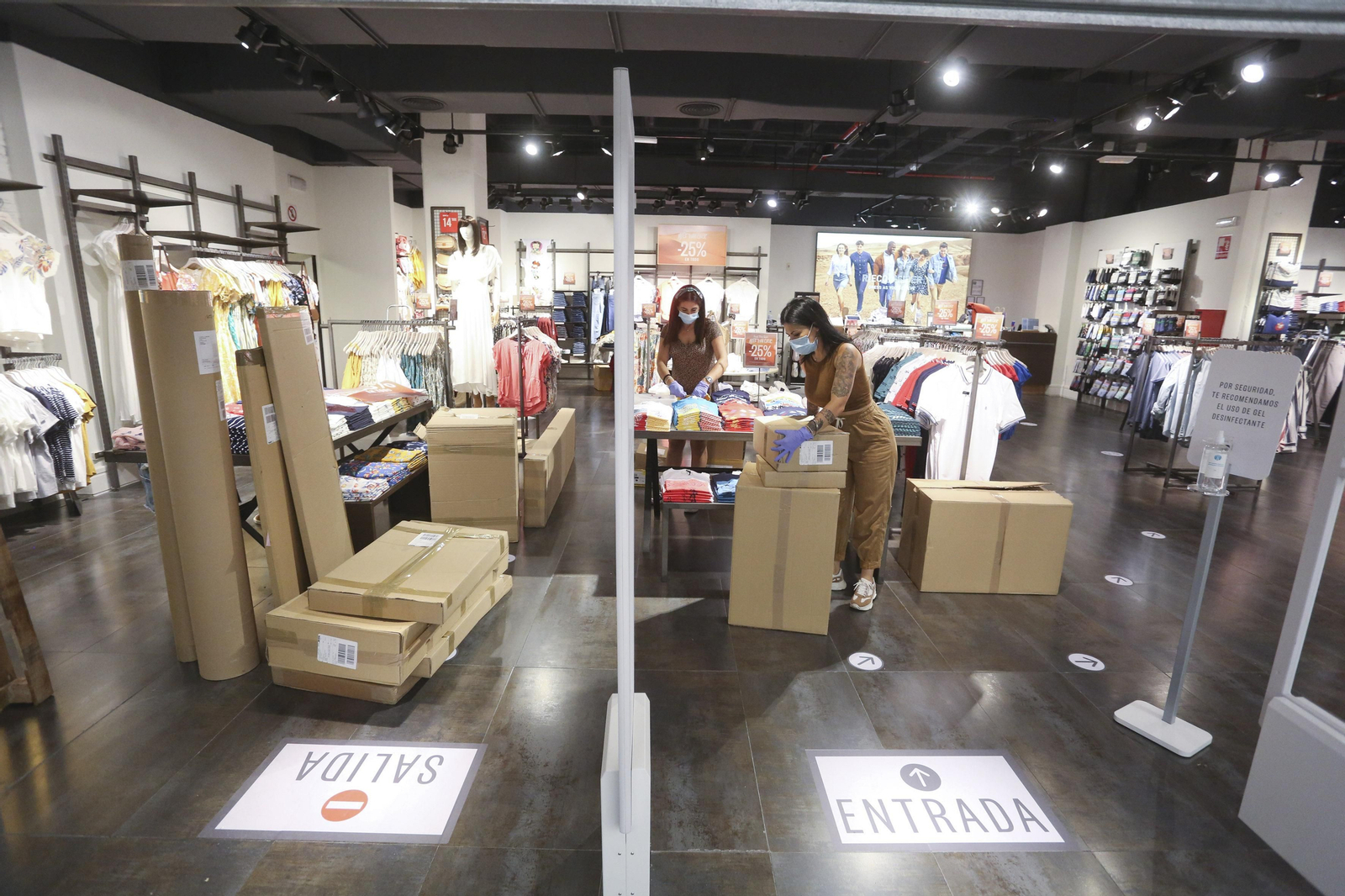 El centro comercial Larios Centro se prepara para su apertura el lunes, en la fase 2 de la desescalada