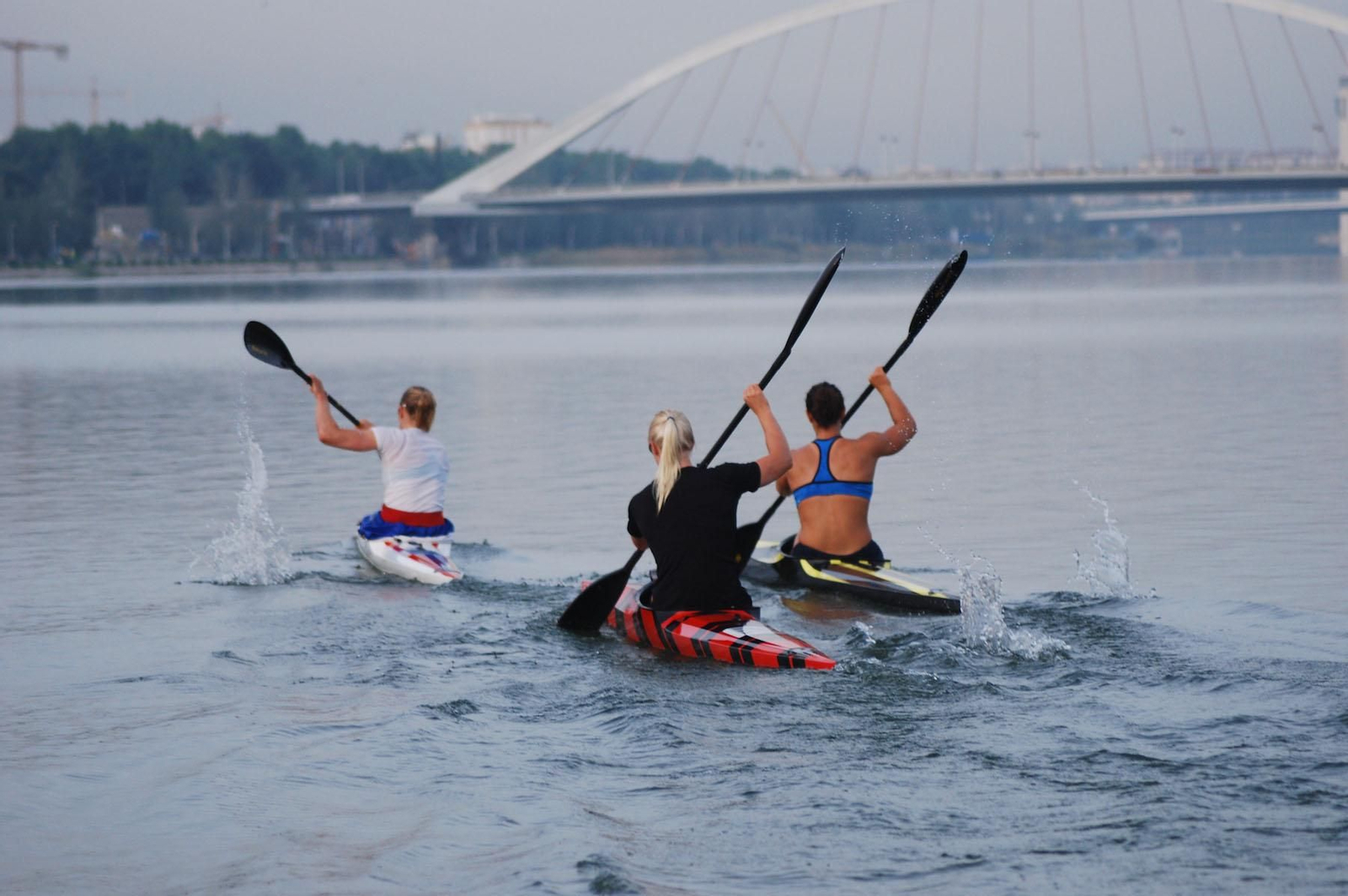 Varias piragüistas por Sevilla