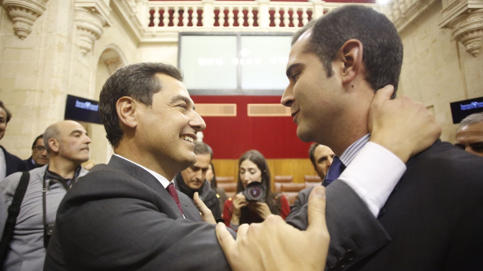 El alcalde de Almería también acompañó a Juanma Moreno en su investidura