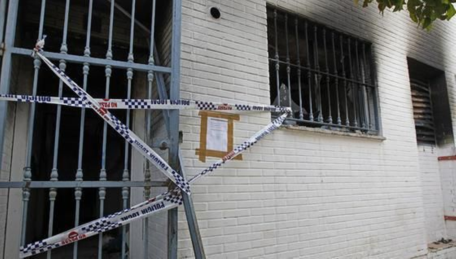 Estado de las viviendas el día después de los incidentes. / EFE