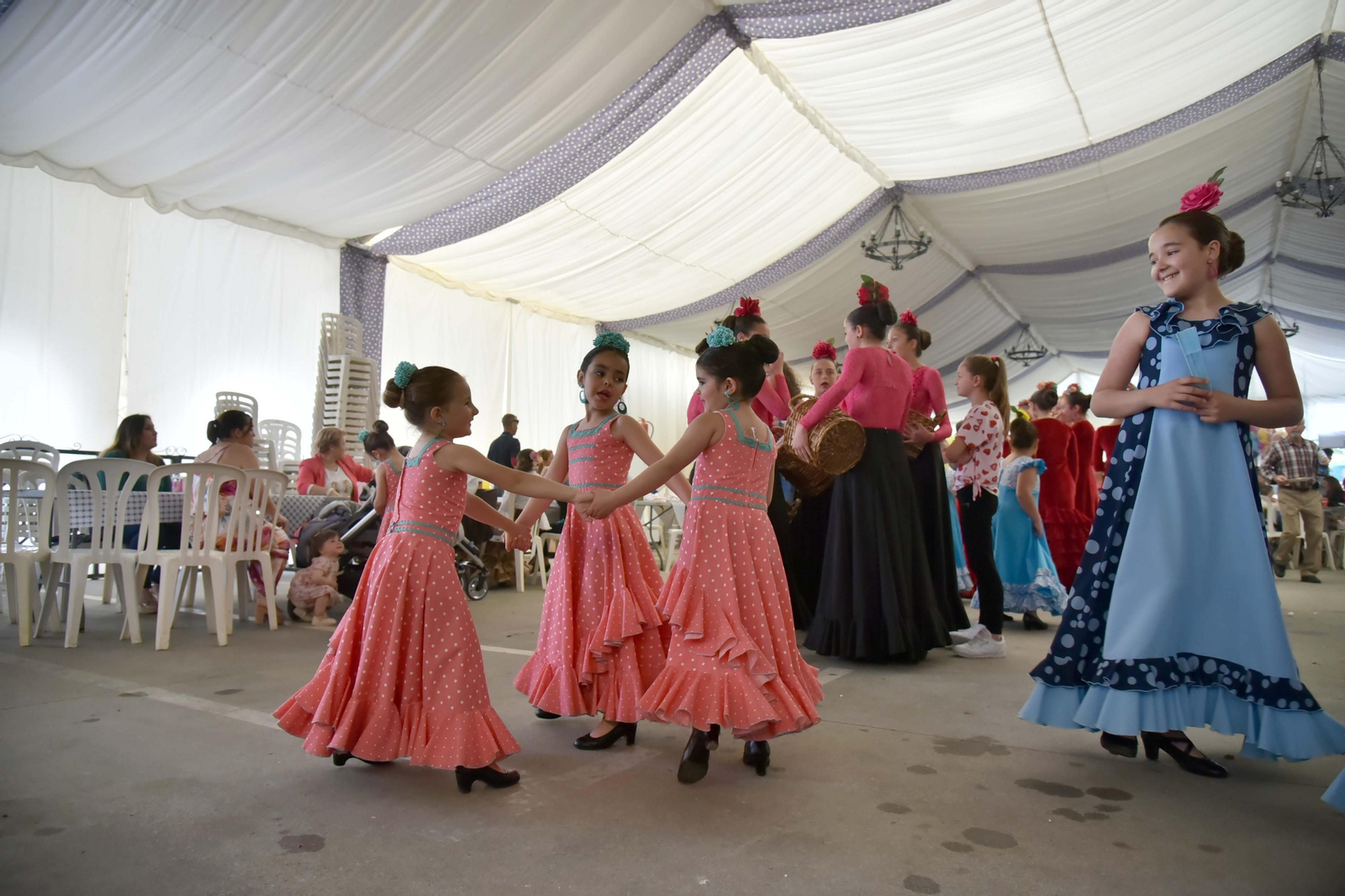 Un grupo de niñas baila en la caseta municipal, ayer.