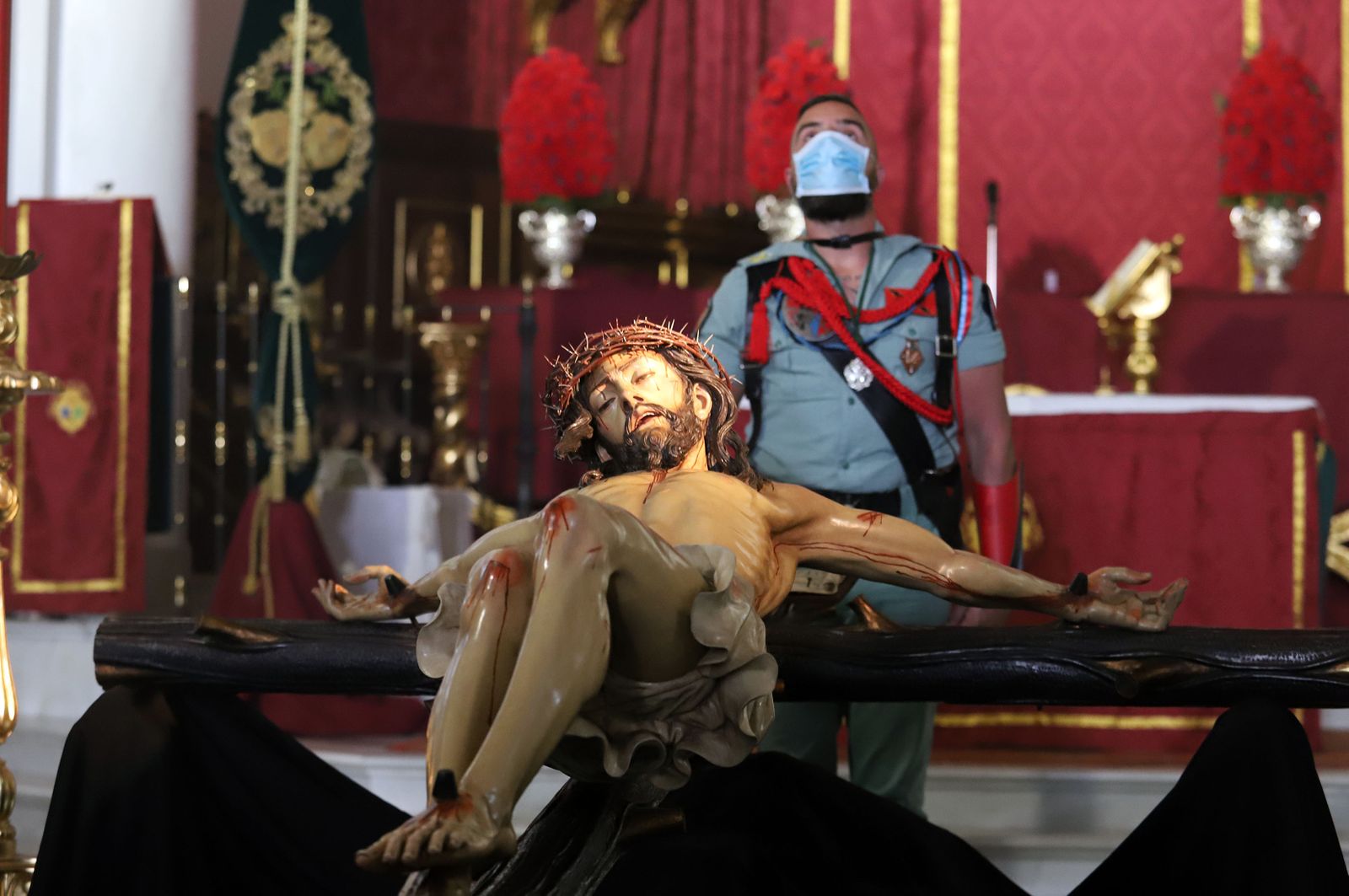 El Cristo de Vera+Cruz escoltado por la Legión en la Parroquia de la Concepción.