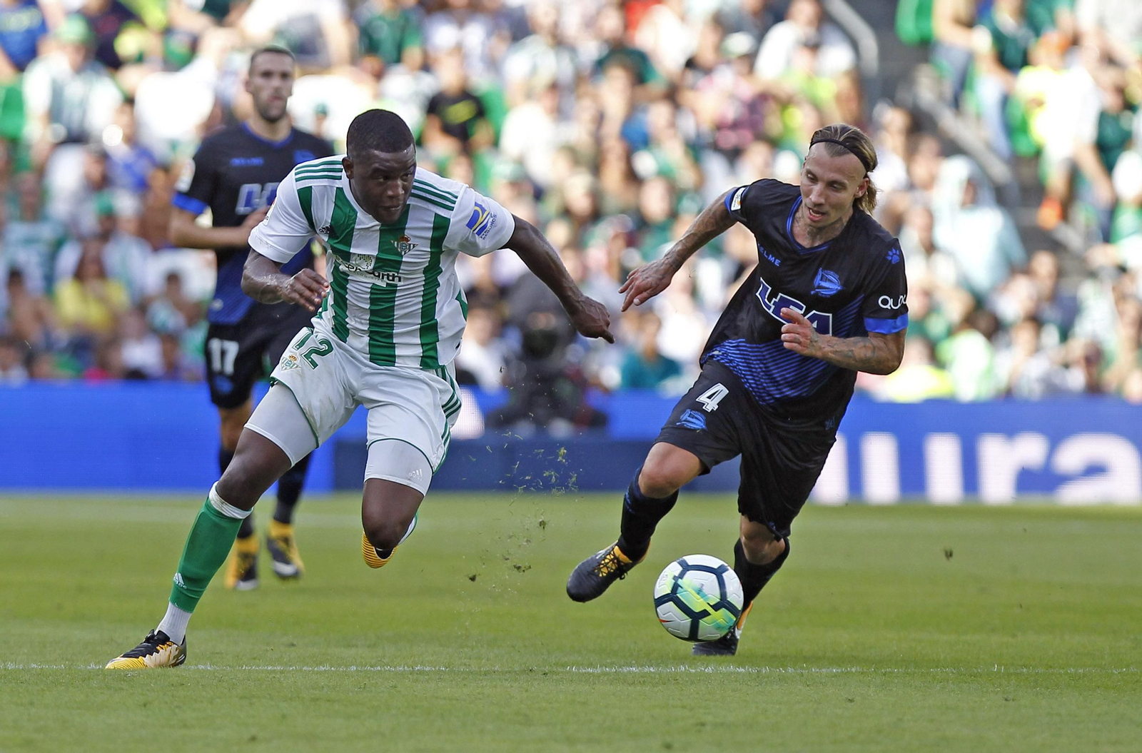 Campbell arranca con potencia tras un balón junto a Alexis.