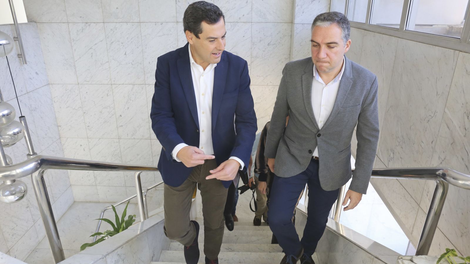 Elías Bendodo con Juanma Moreno