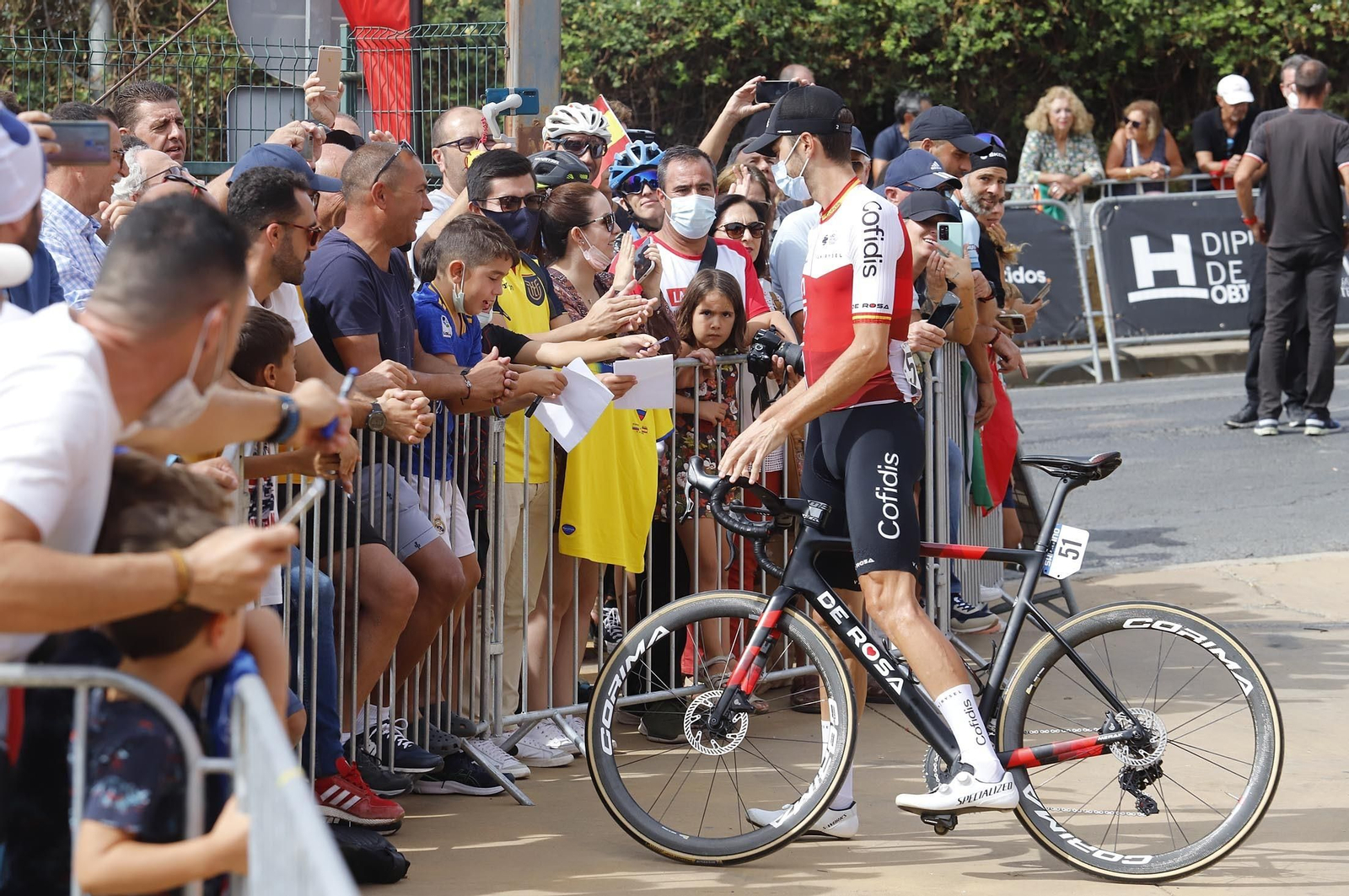 Imágenes de la Vuelta Ciclista a España en su salida desde Aracena en la 17ª etapa