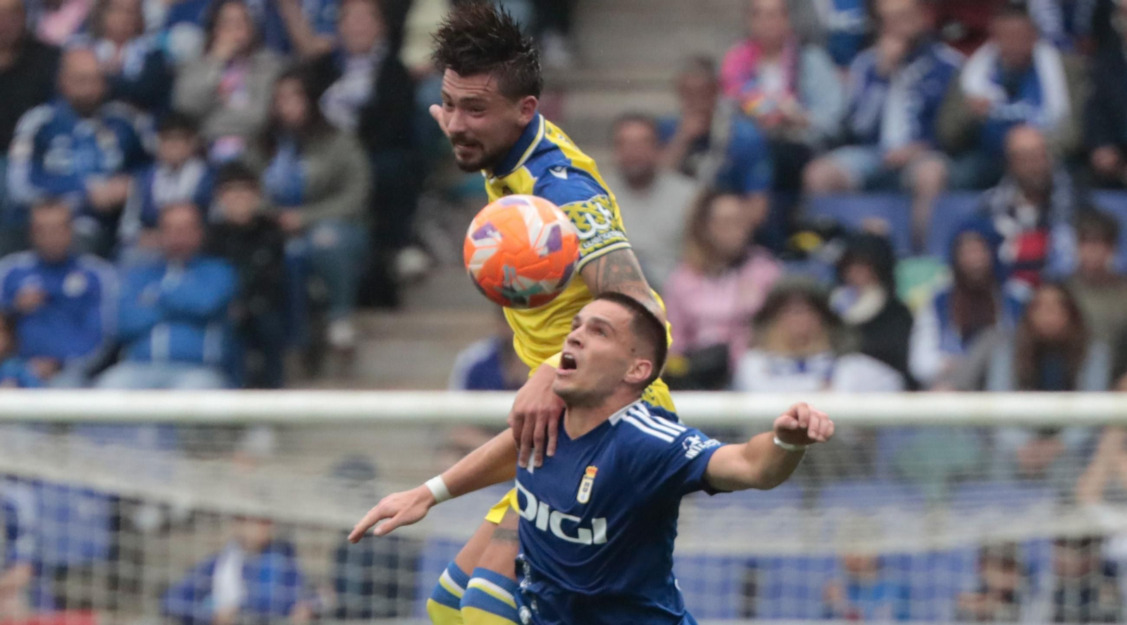 Un lance del Oviedo-Cádiz.