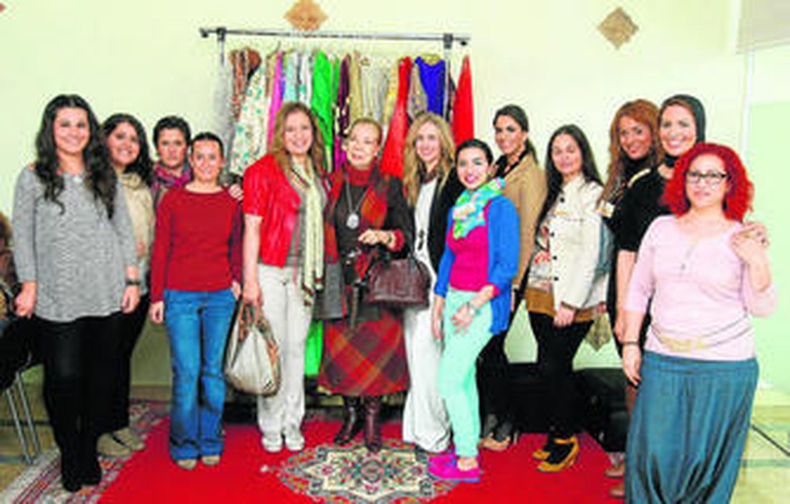 Diseñadoras andaluzas y marroquíes, con Lina, ayer en el pabellón de Marruecos.