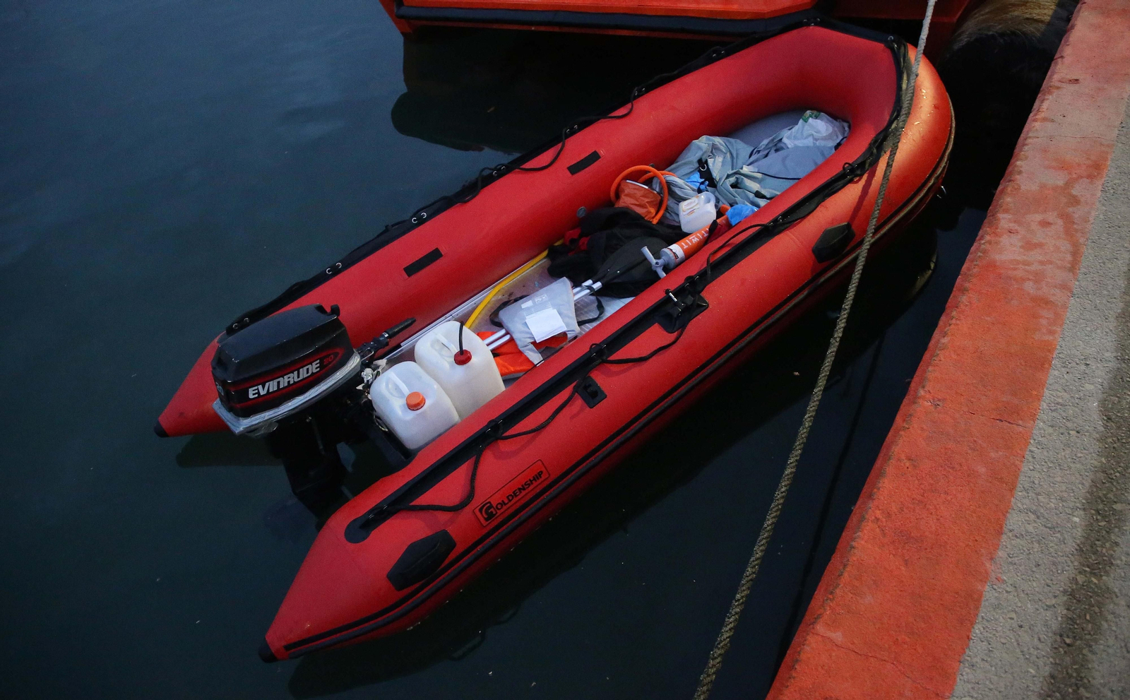 Bote hinchable de juguete donde suelen viajar los migrantes.