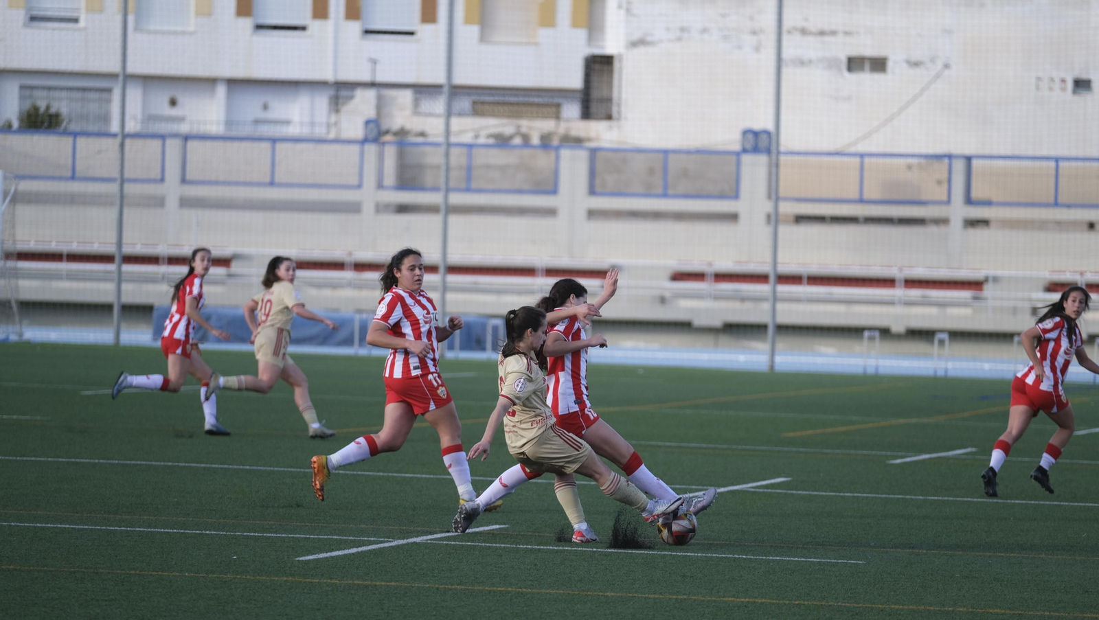 Una jugadora rojiblanca intenta cortar un pase de una rival en un partido de este curso. Una jugadora rojiblanca intenta cortar un pase de una rival en un partido de este curso.