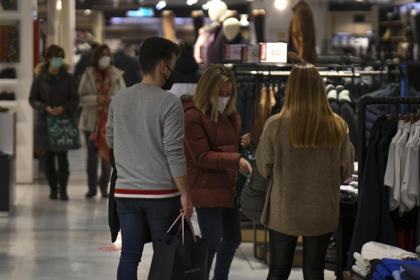 Fotos: el inicio de las rebajas en el Corte Inglés de Granada