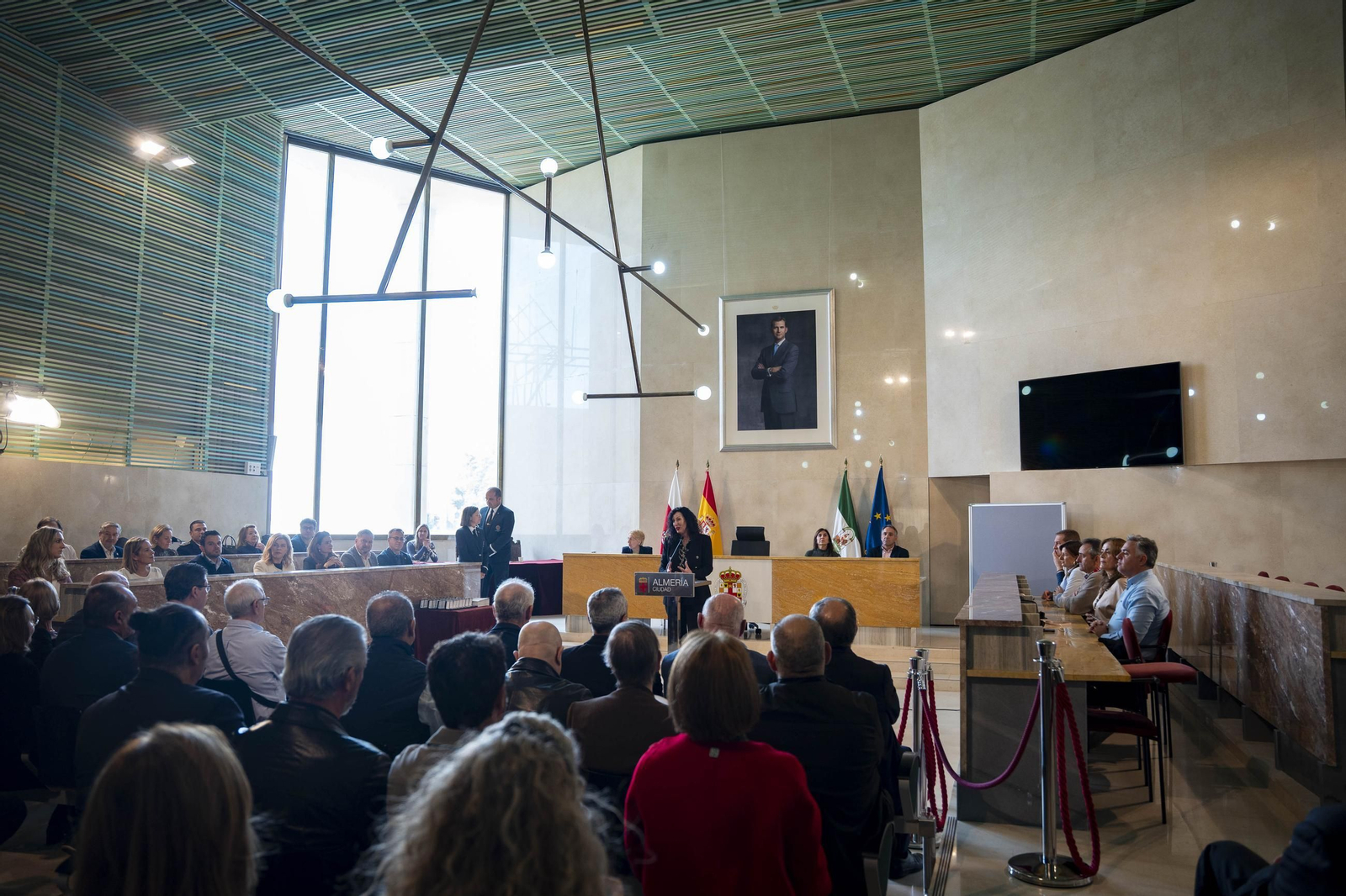 Almería rinde homenaje a su personal municipal con la imposición de los Escudos de Oro