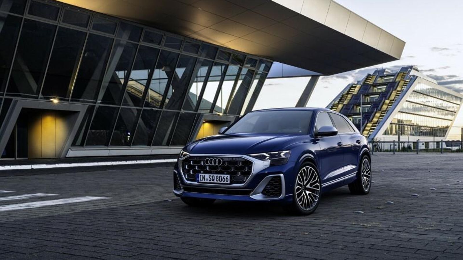 El SQ8 TFSI tiene, de serie, dirección a las cuatro ruedas y puede incorporar estabilizadoras activas o un diferencial trasero que aporta vectorización de par.