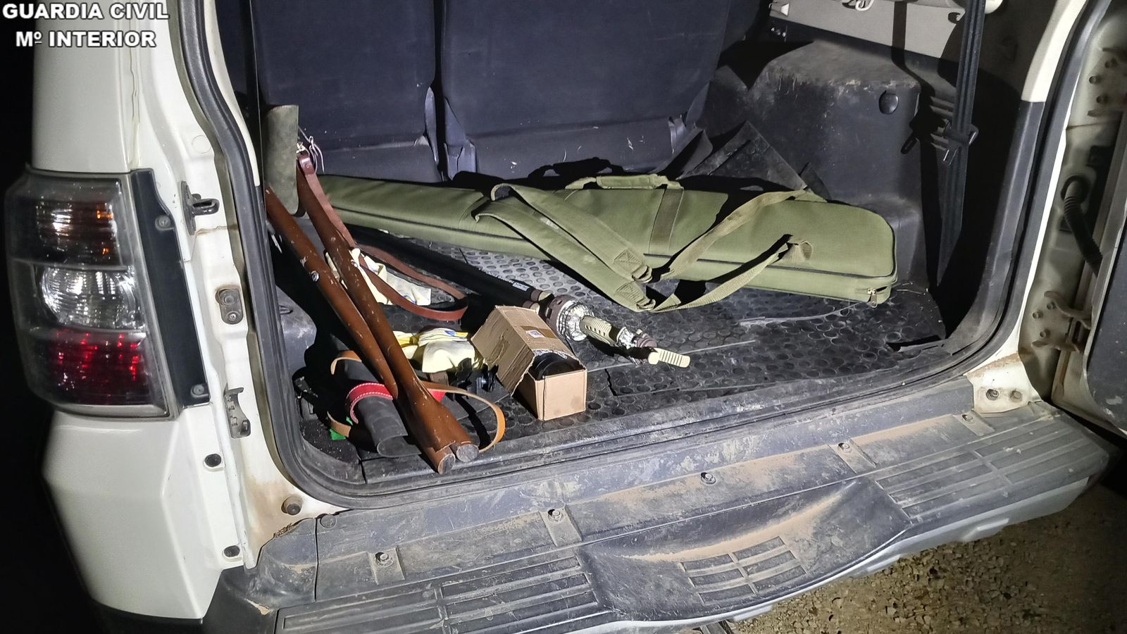 Rifle en el interior de un vehículo en una segunda intervención.