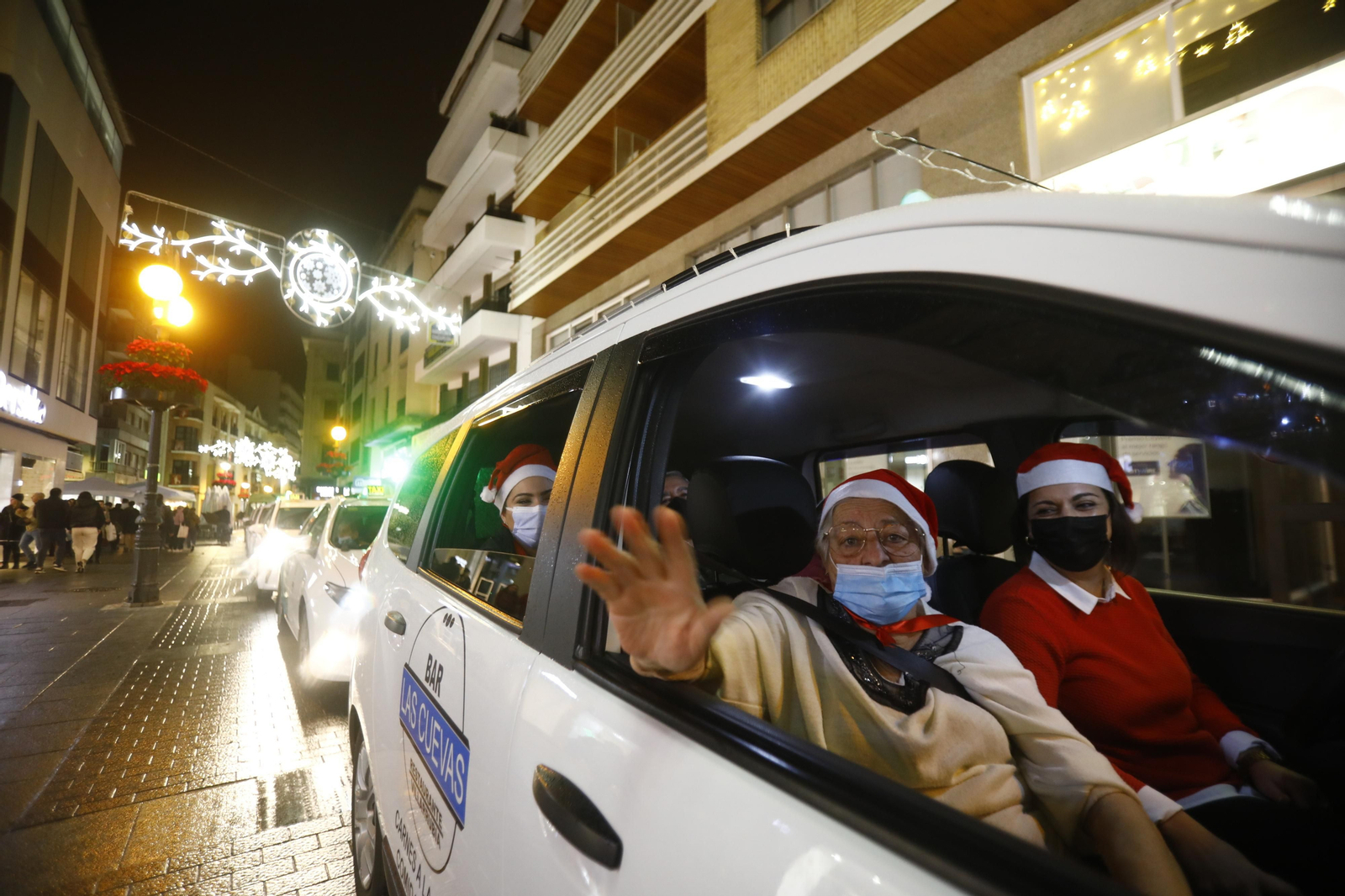 Las imágenes del Paseo de la Ilusión en taxi por Córdoba para mostrar las luces de Navidad a los mayores Las imágenes del Paseo de la Ilusión en taxi por Córdoba para mostrar las luces de Navidad a los mayores