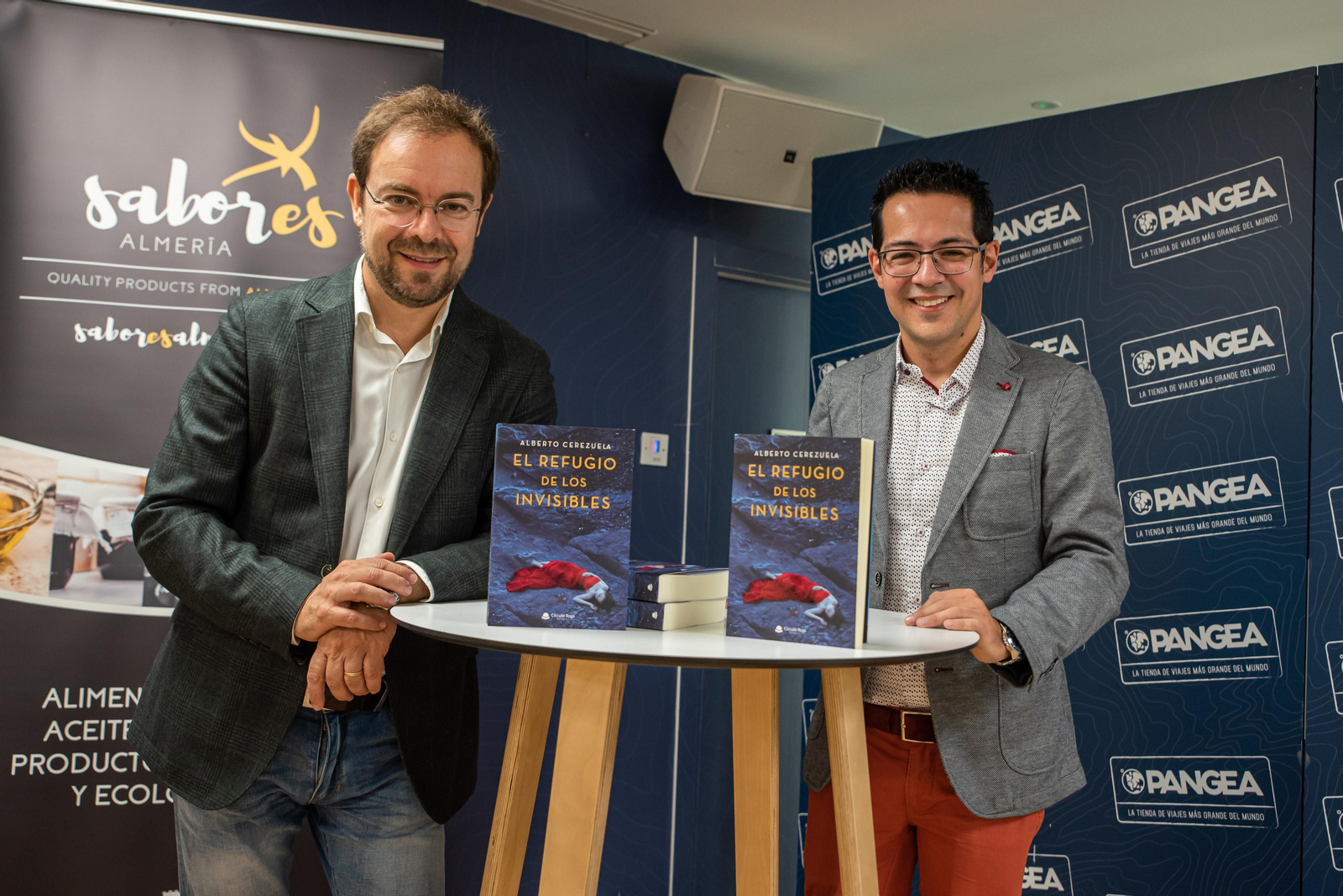 El escritor y Premio Planeta 2017, Javier Sierra fue el conductor del acto de presentación del libro en Madrid.