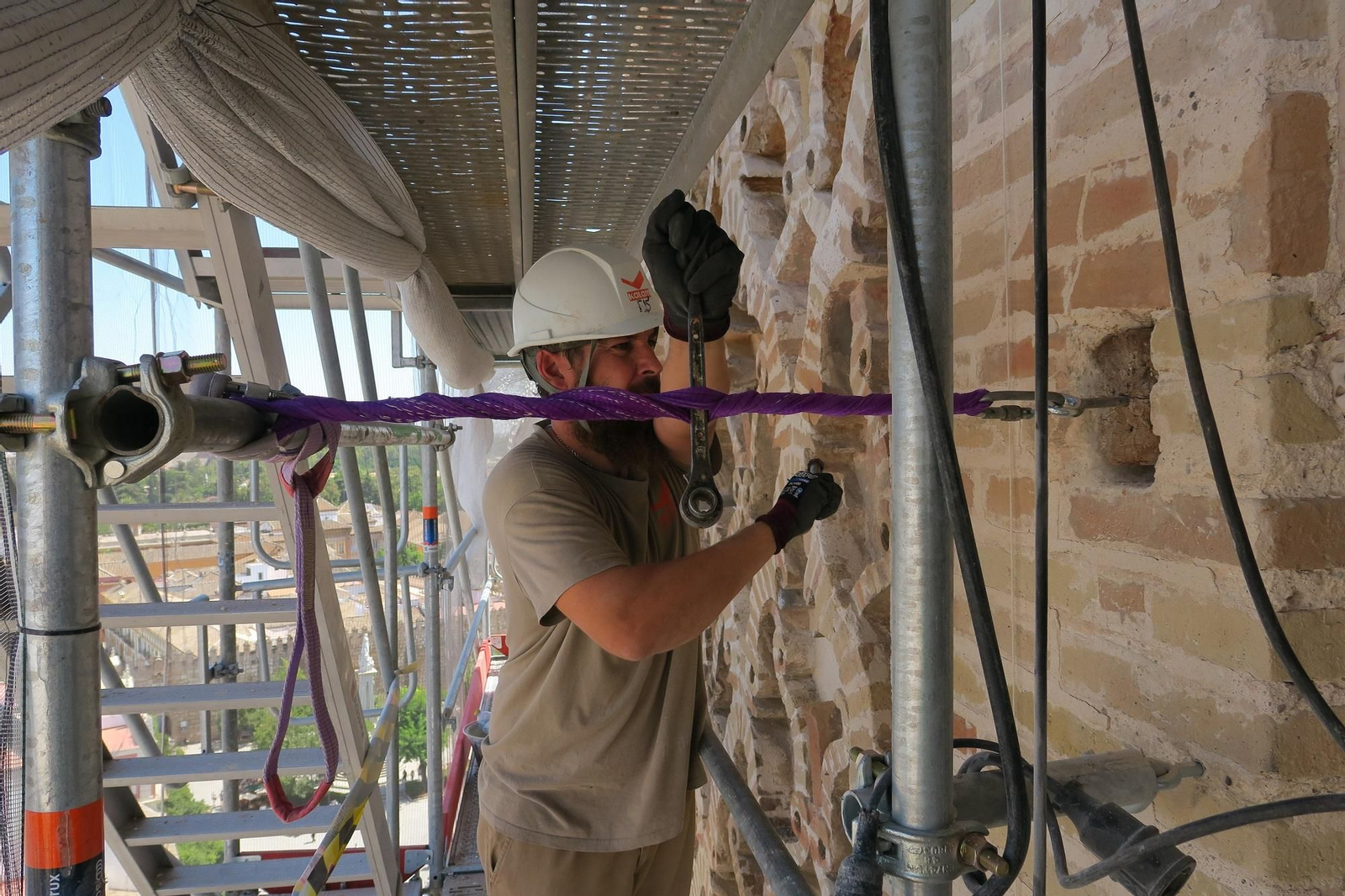 Trabajos en el nivel 21 de la cara este de la Giralda.
