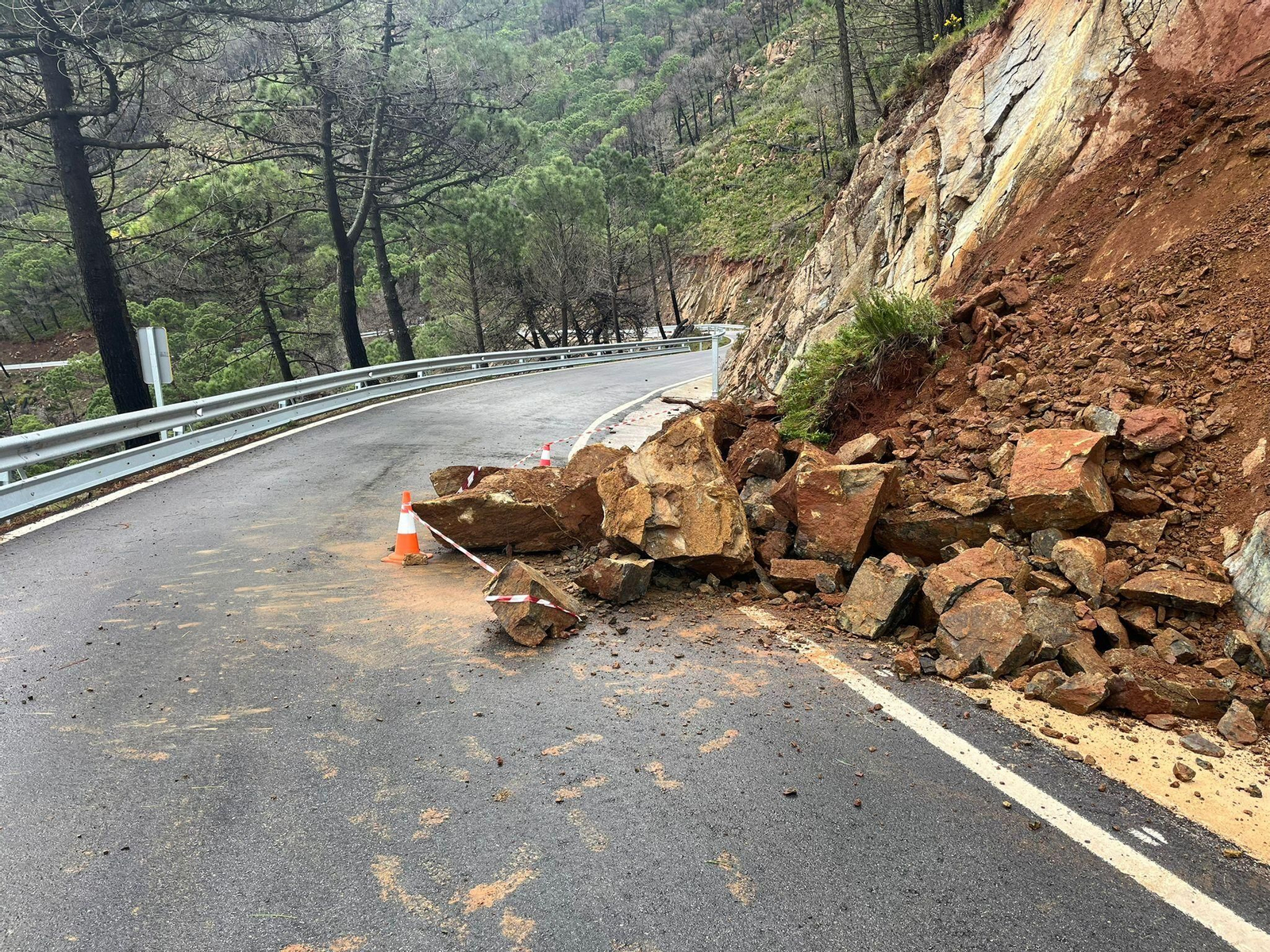 Imagen de las piedras y rocas que obligaron a cortar una carretera en Málaga.