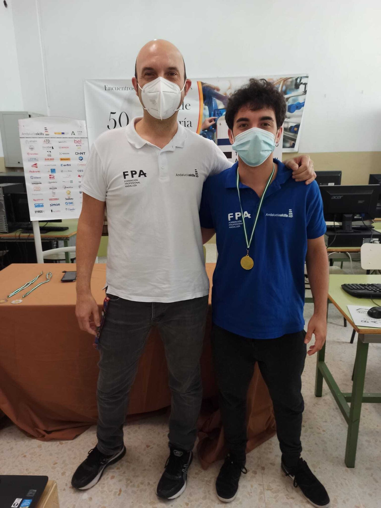 Luis Saltaje posa junto a su profesor Rafael Montero.