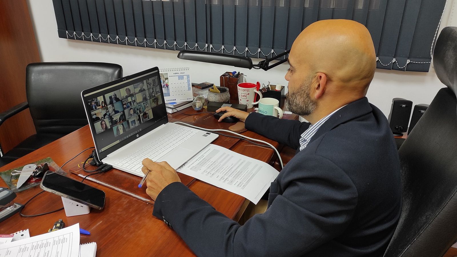 El presidente de FAAM durante una reunión virtual con el tejido asociativo y el Delegado de Igualdad.