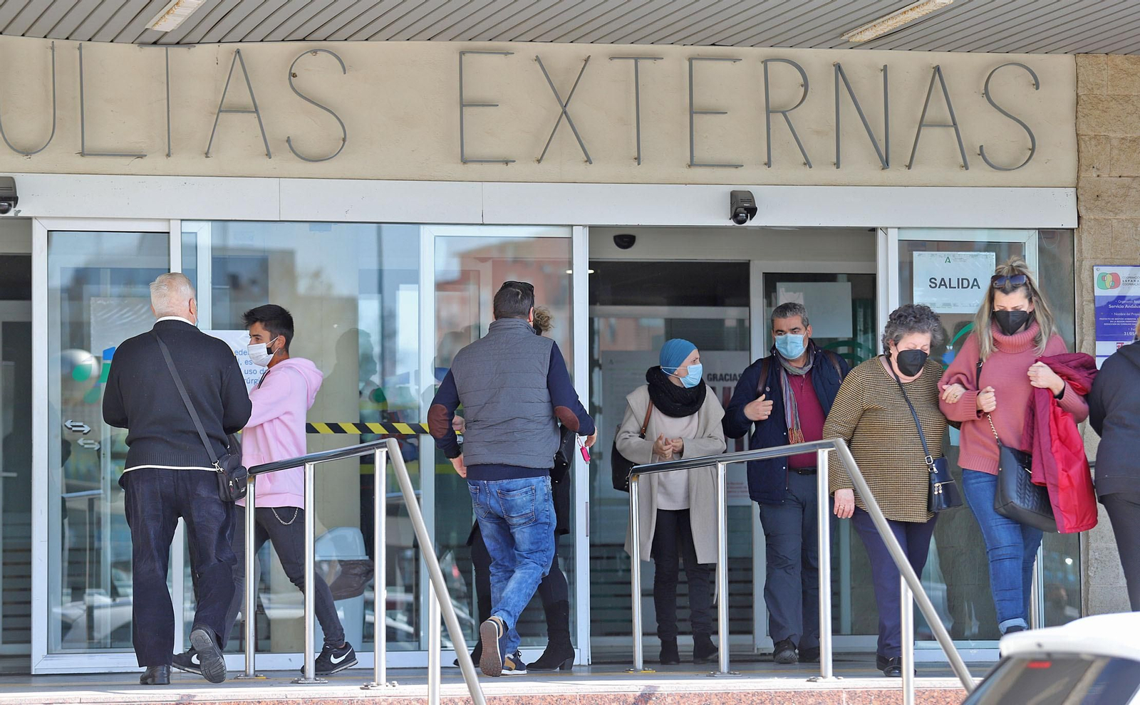 Puerta de Consultas Externas del Hospital Juan Ramón Jiménez. Puerta de Consultas Externas del Hospital Juan Ramón Jiménez.