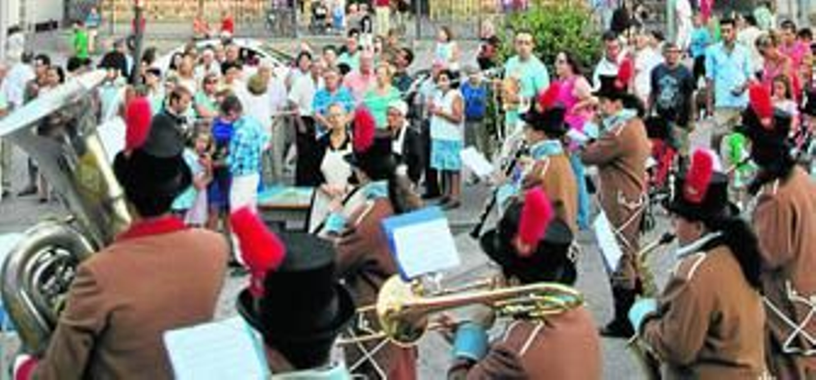 La banda de la Guardia Salinera, en los primeros momentos de la segunda Noche de Las Cortes.