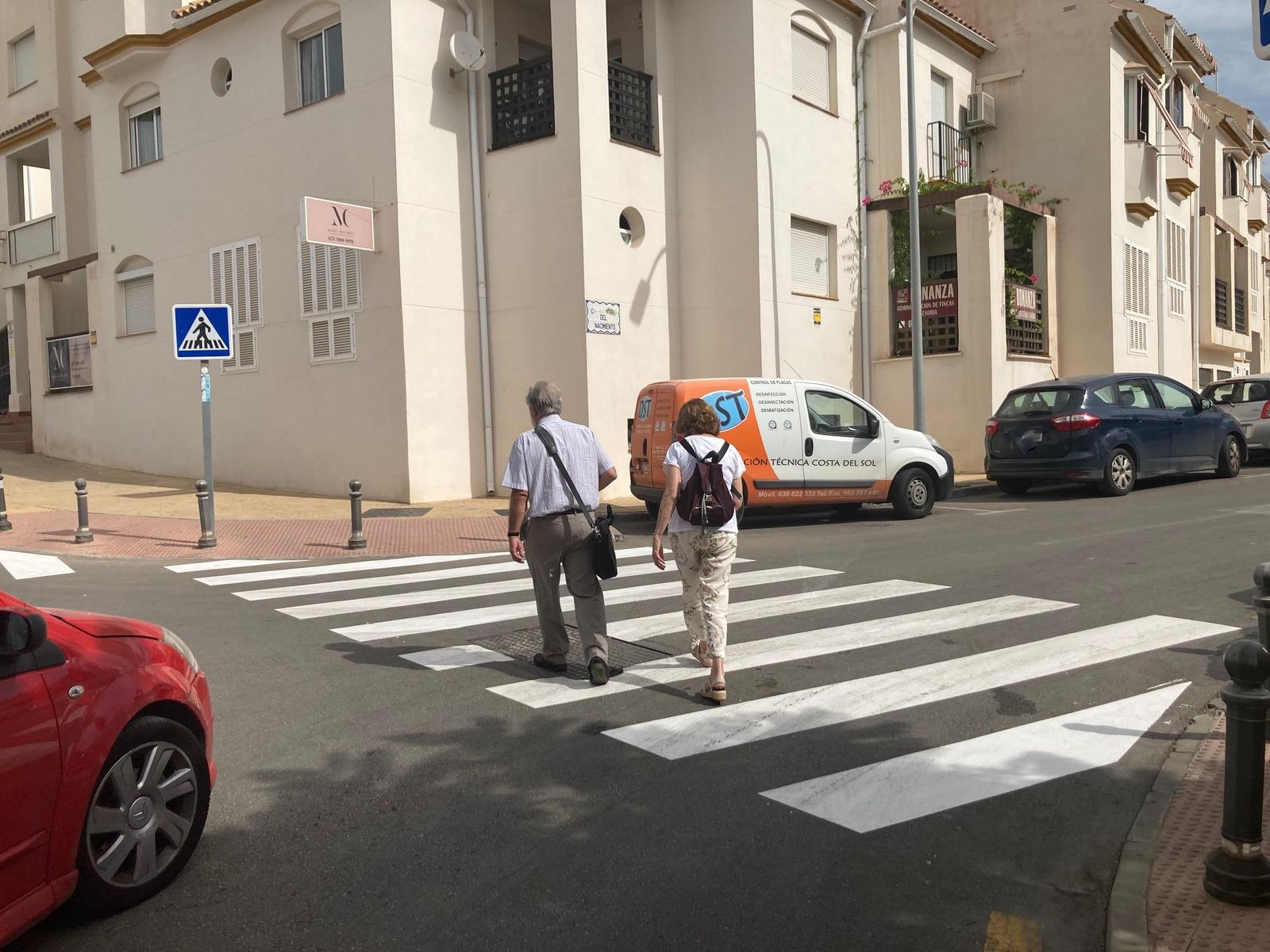 Una pareja cruzando un paso de peatones en Benalmádena.