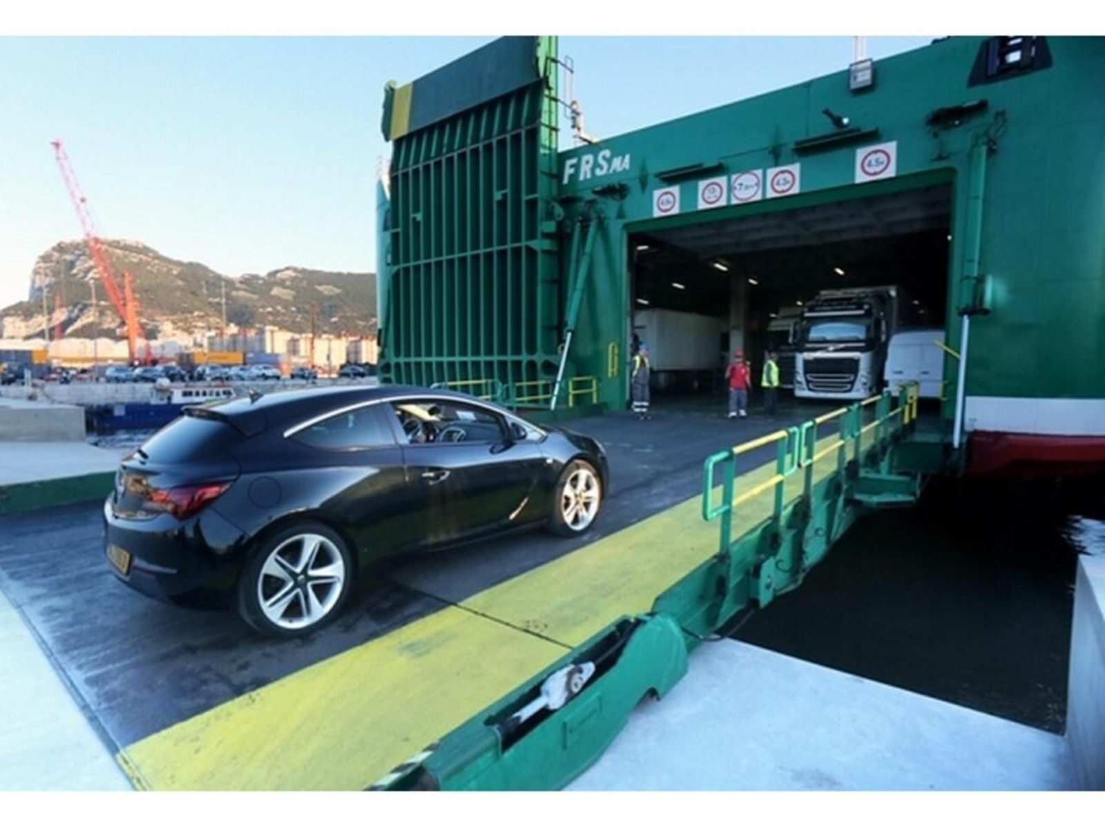 El ferry en pruebas con el muelle del Peñón al fondo.