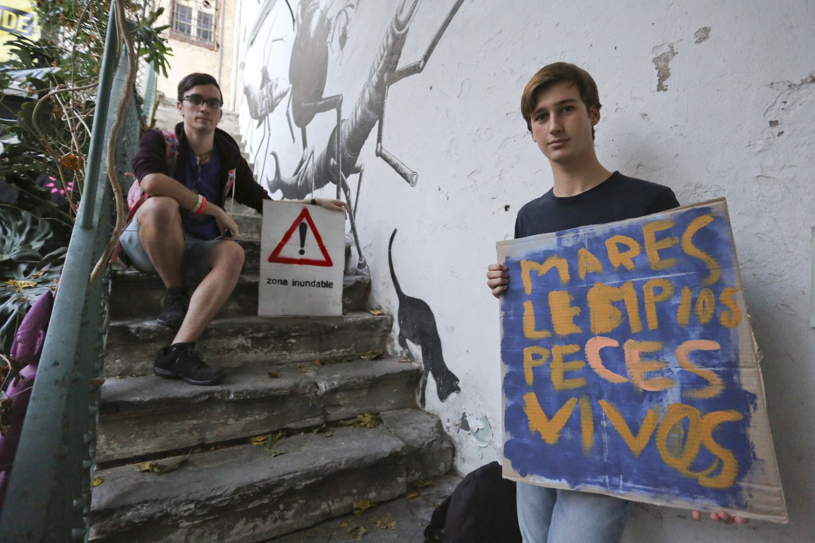 Álvaro Chicón y Alejandro Soriano en La Casa Invisible, lugar de reuniones de ‘Fridays for Future’ en Málaga.
